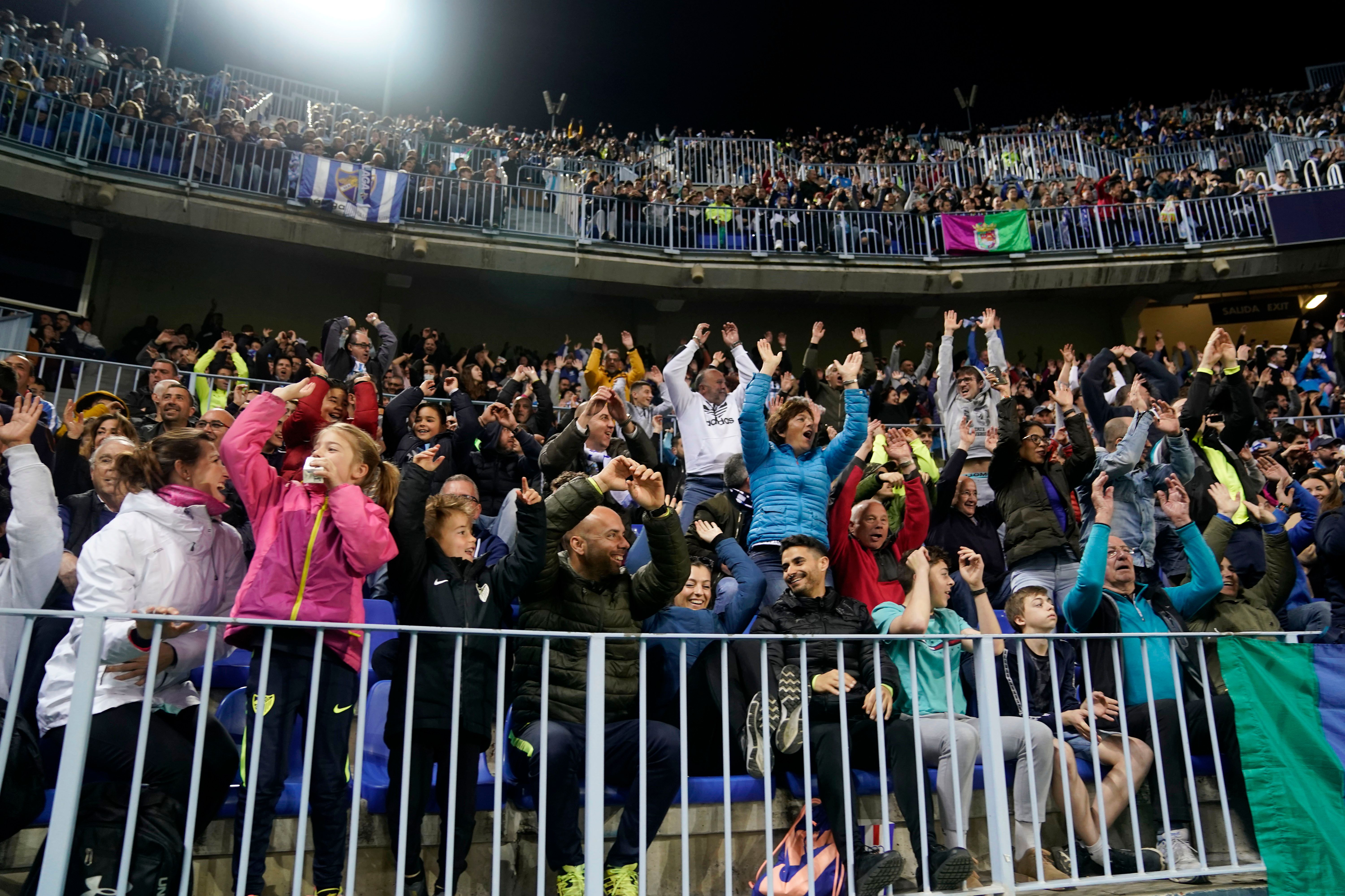 La afición malaguista, haciendo la ola frente al Racing.