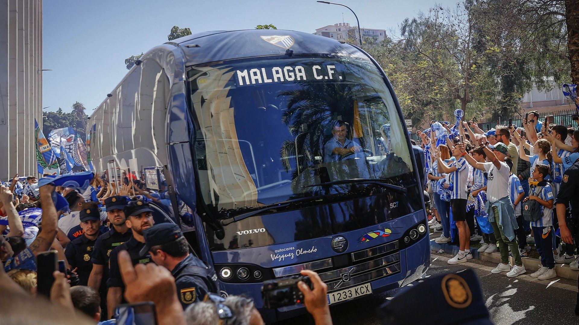  La afición recibe al autobús del Málaga por todo lo alto.