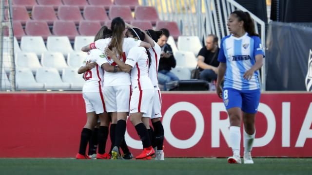  La plantilla del Sevilla celebra uno de los goles.