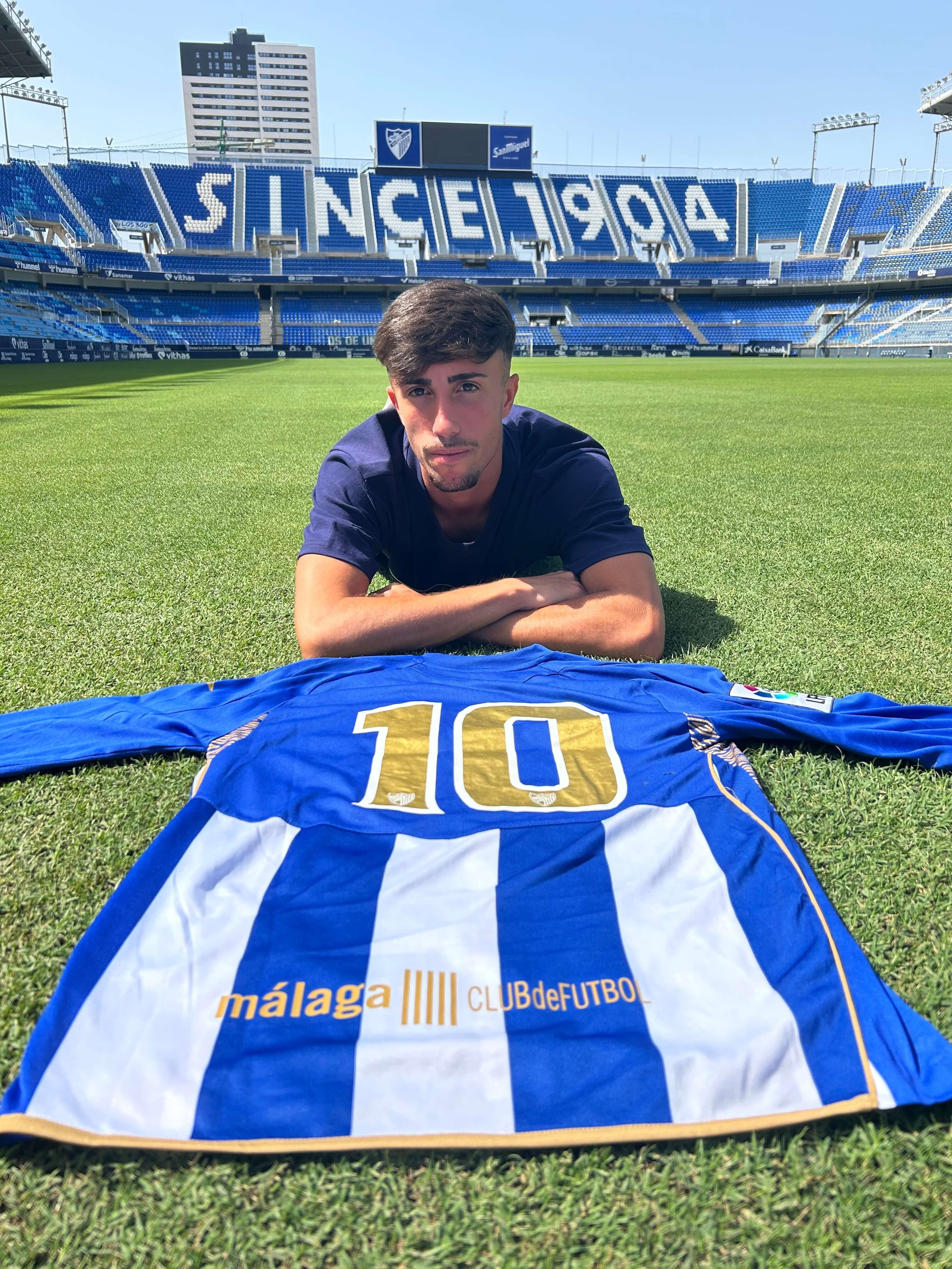 Bajo el sol del templo, con la diez del Málaga.