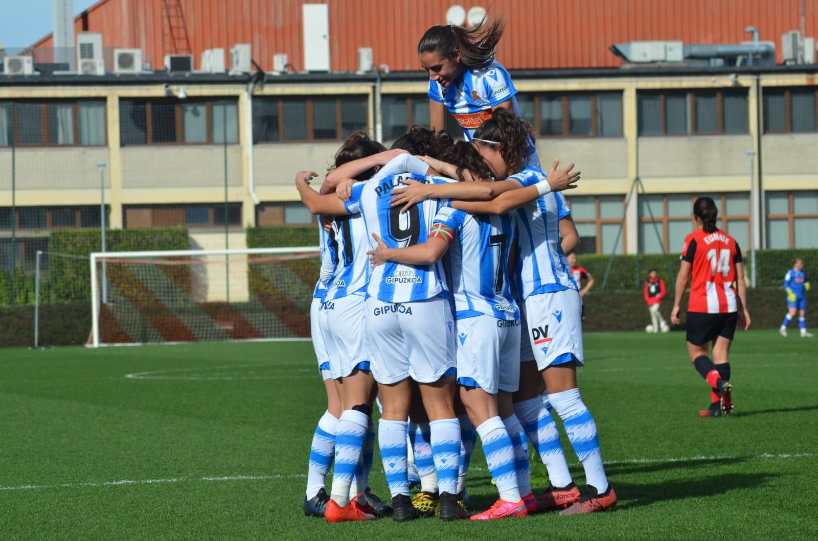  Las jugadoras de la Real celebran el 0-1 de Kiana Palacios.