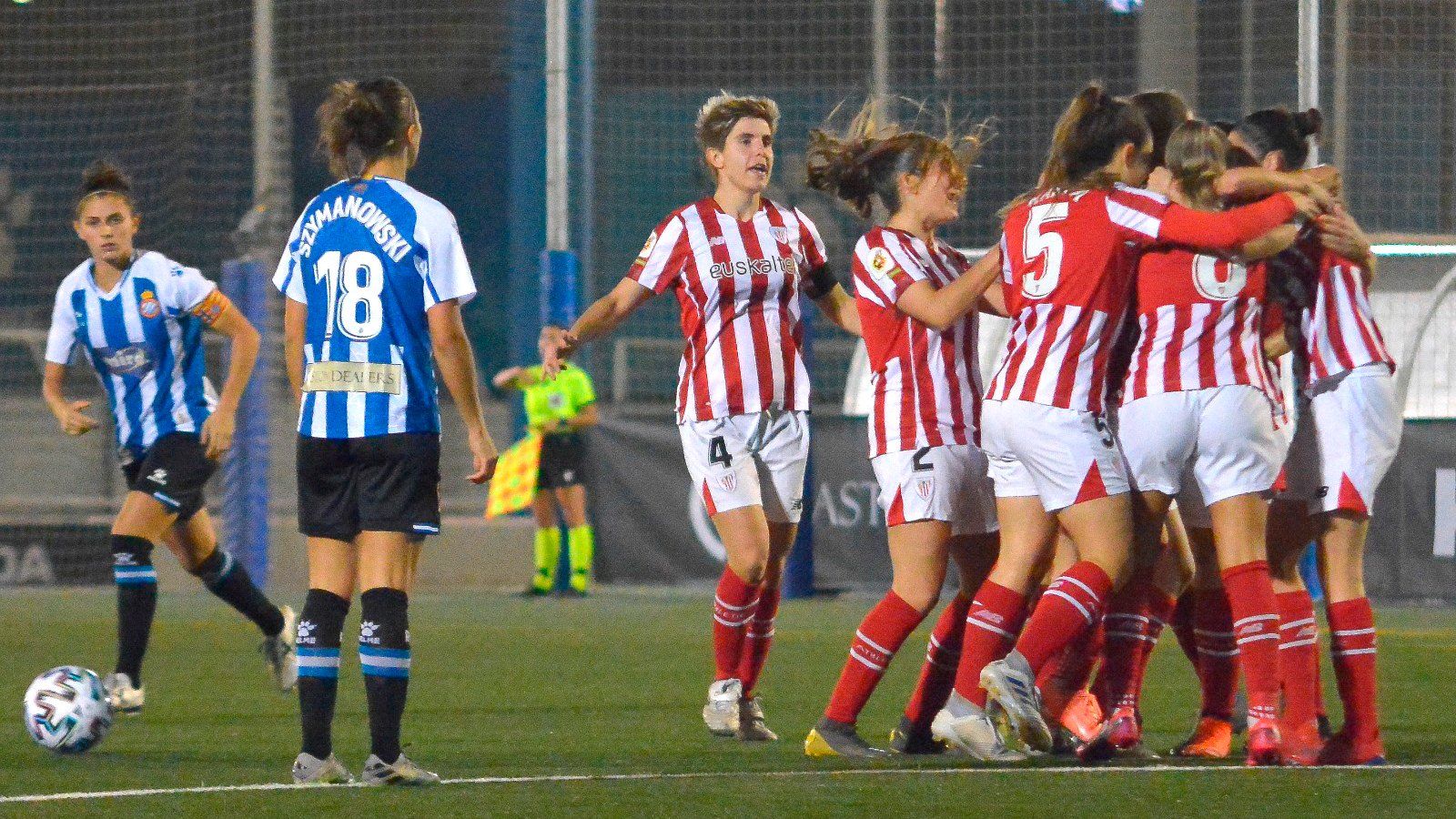  Las jugadoras del Athletic celebran el tanto ante el Espanyol.