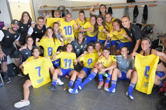  Las jugadoras del Cádiz celebran el triunfo.