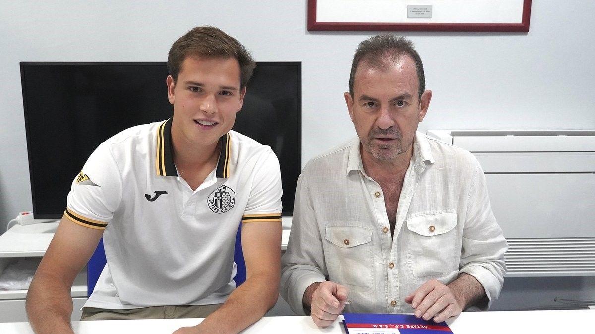  Latasa, cedido por el Real Madrid, posa junto a Ángel Torres (FOTO: Getafe).