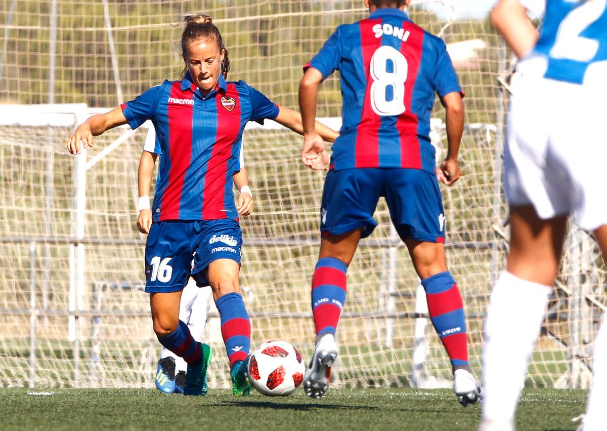  Aivi Luik con el Levante UD Femenino.