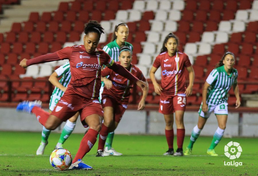  Jade marca, de penalti, el 1-0.