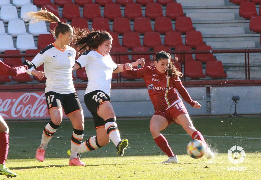 Cristina Cubedo, del Valencia CF Femenino, defendiendo una jugada del Logroño