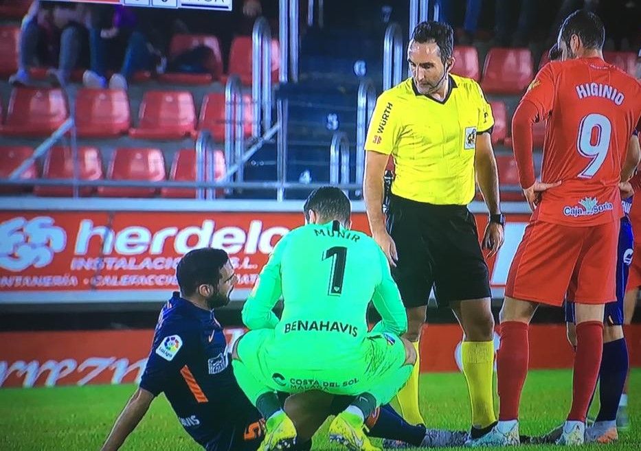  Lombán, lesionado sobre el césped de Los Pajaritos.