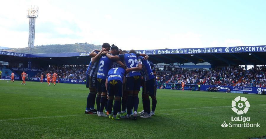  Los jugadores de la Ponferradina celebran en El Toralín.
