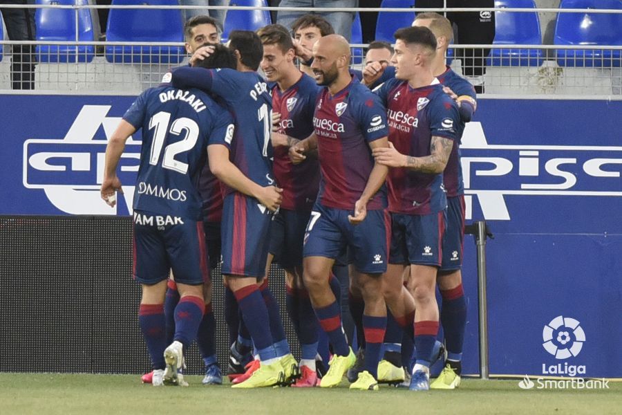 Los jugadores del Huesca abrazan a Okazaki.