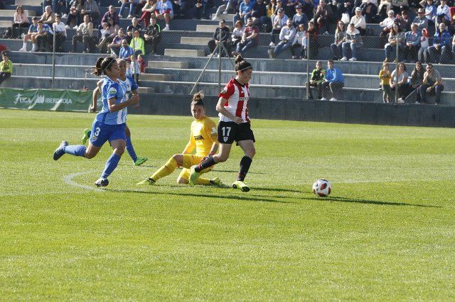  Lucía García regateaba a Chelsea para anotar un nuevo gol en Málaga.