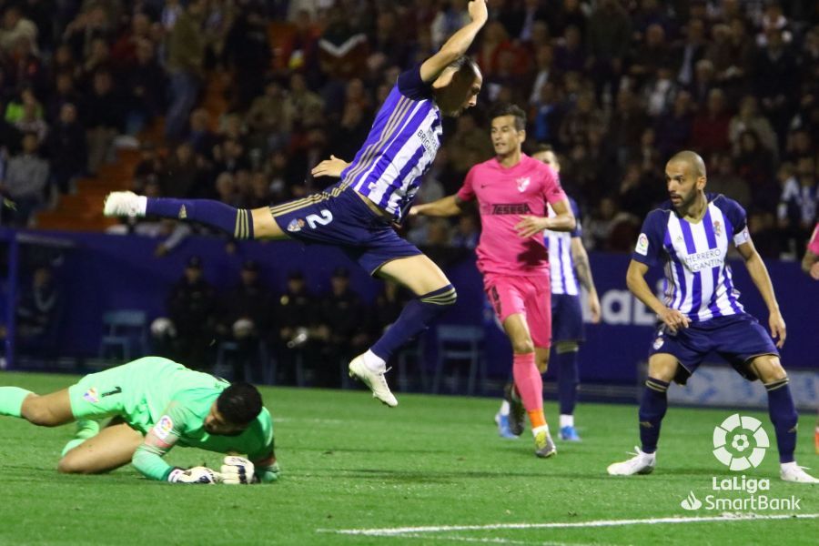 Luis Hernández, al fondo, ante la Ponferradina.