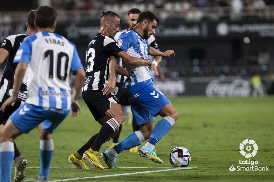  Luis Muñoz, entre rivales del Cartagena.