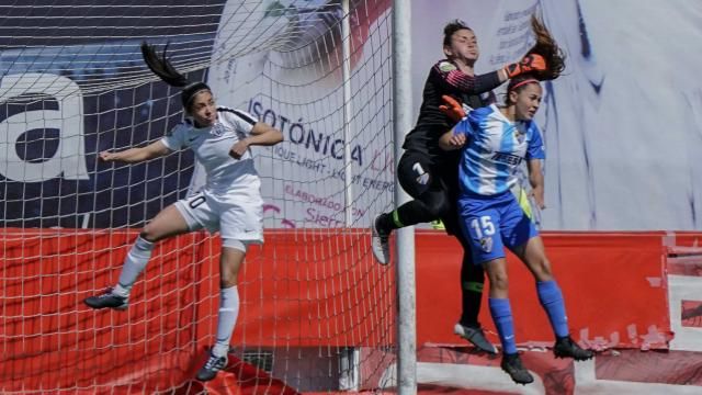  Chelsea despeja de puños.