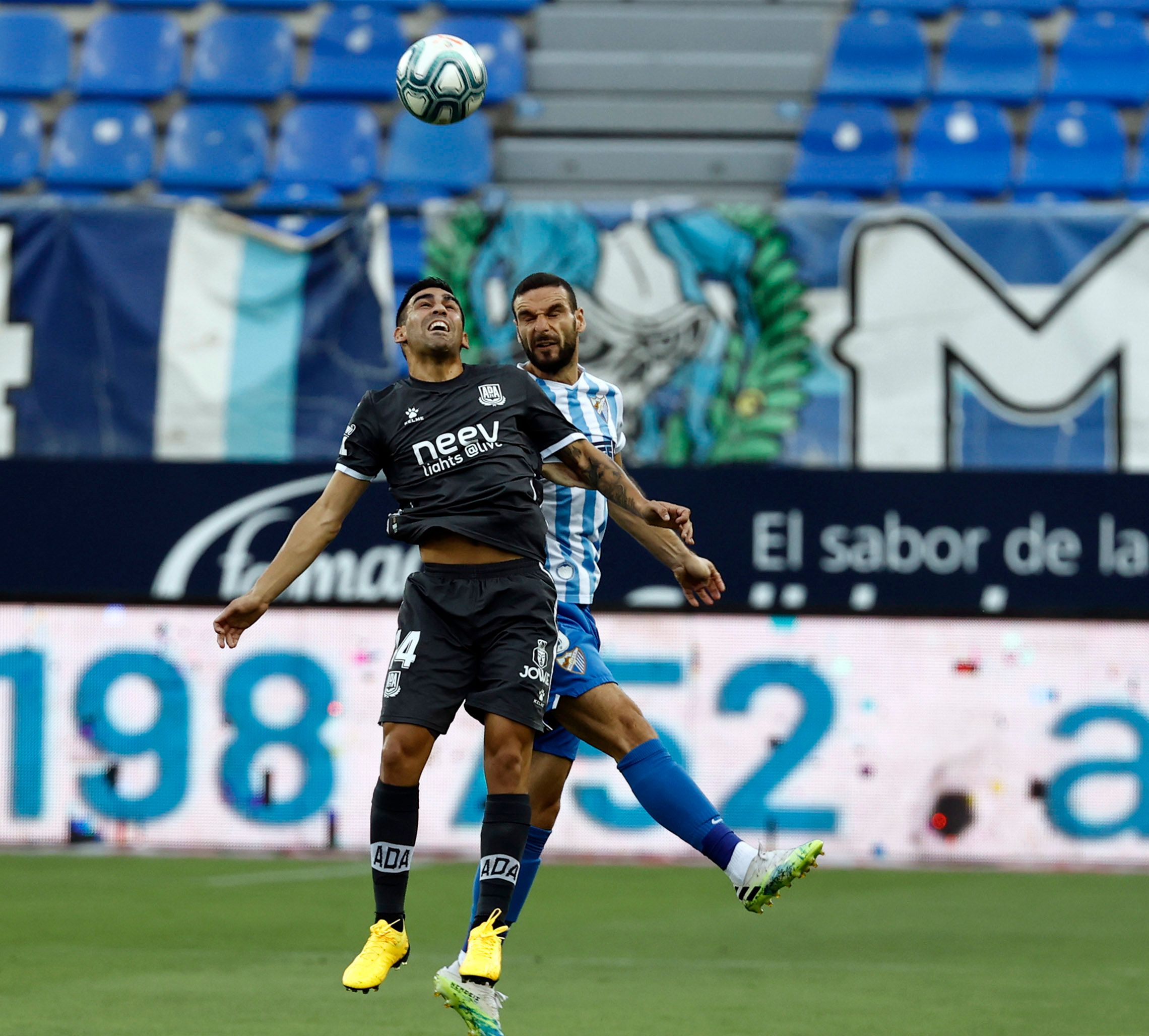  Pugna aérea entre Lombán y Dani Romera en el Málaga-Alcorcón.