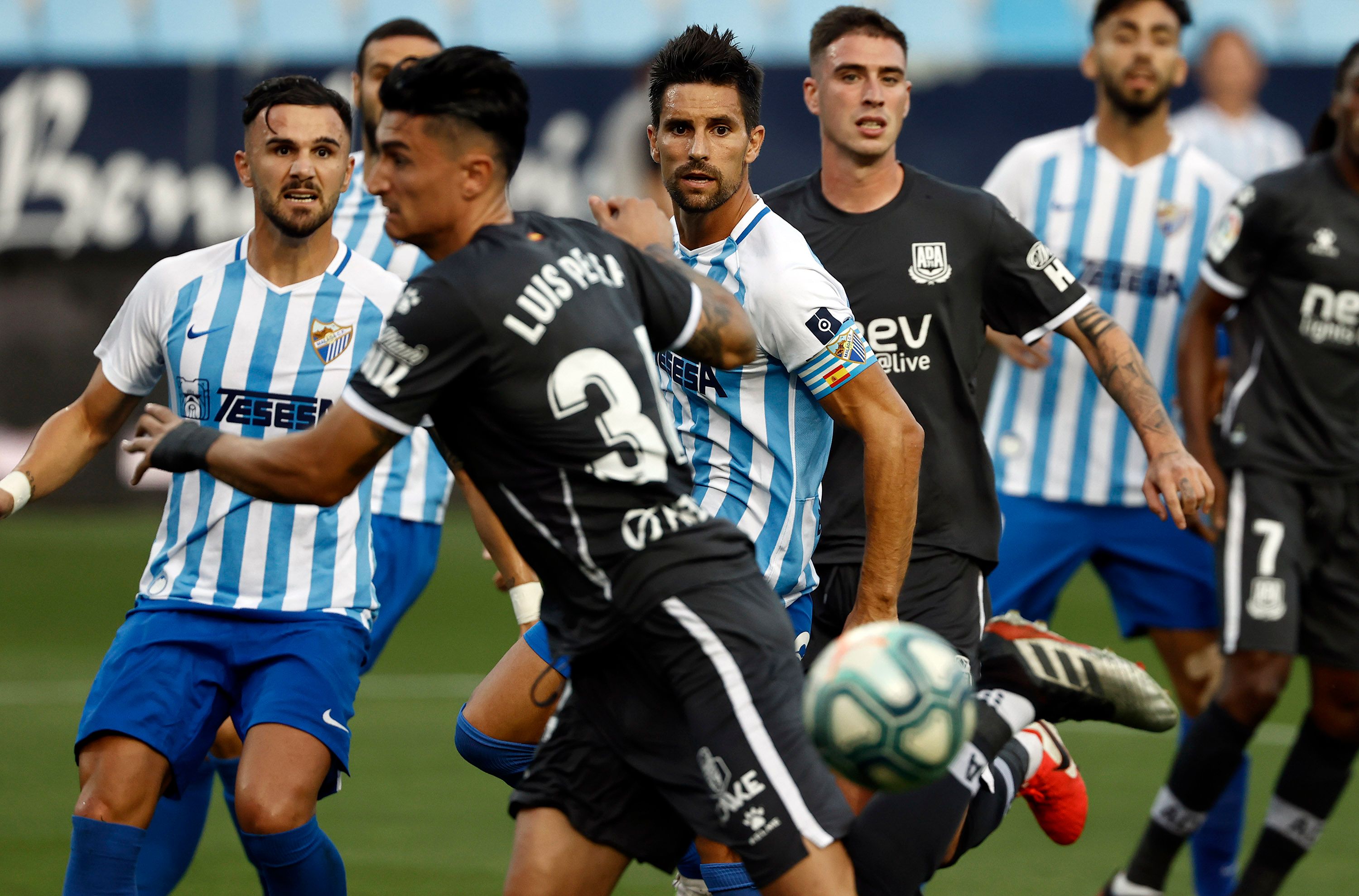 Adrián y Sadiku buscan un balón.