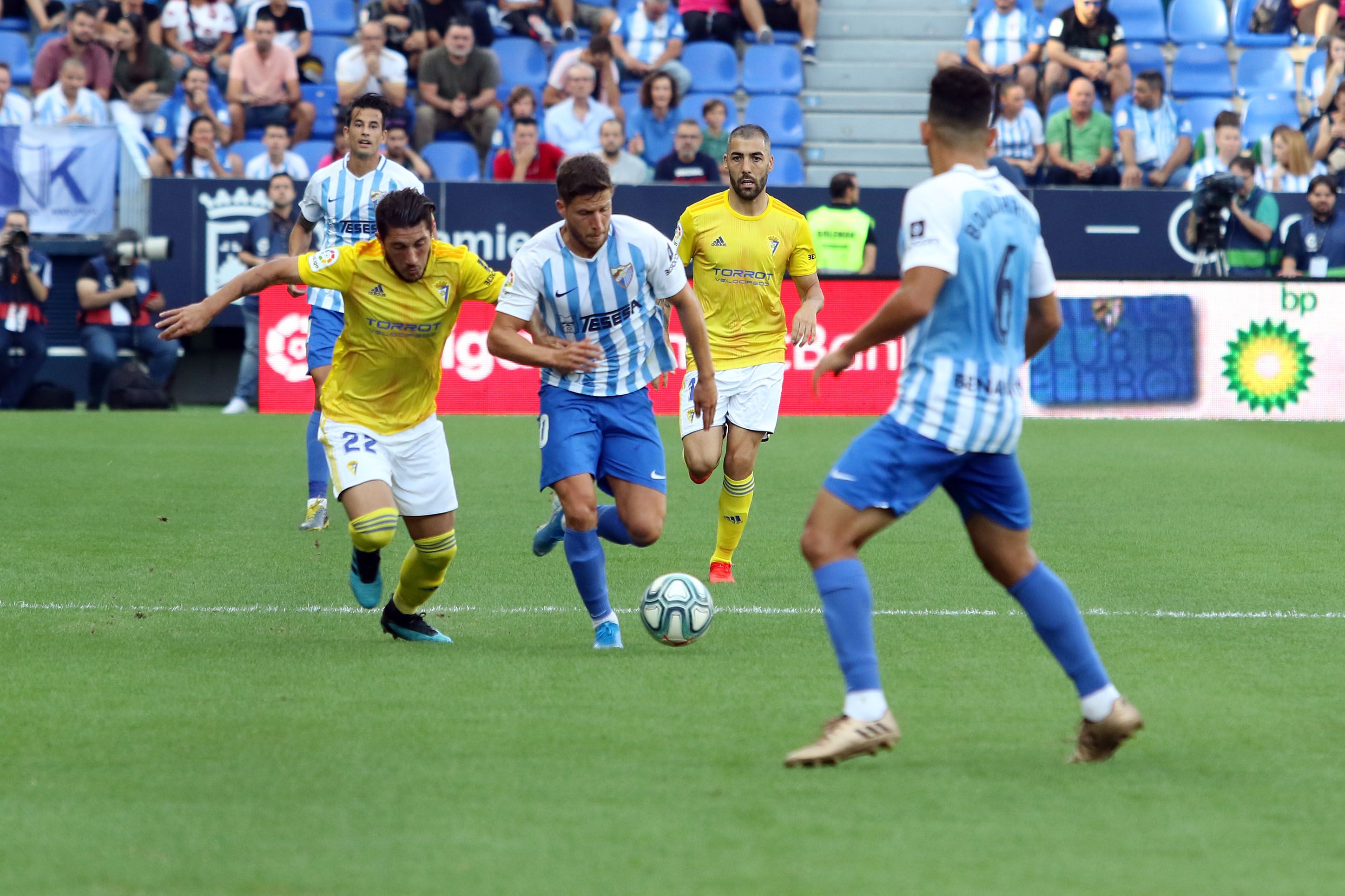 Keko trata de superar a un rival.