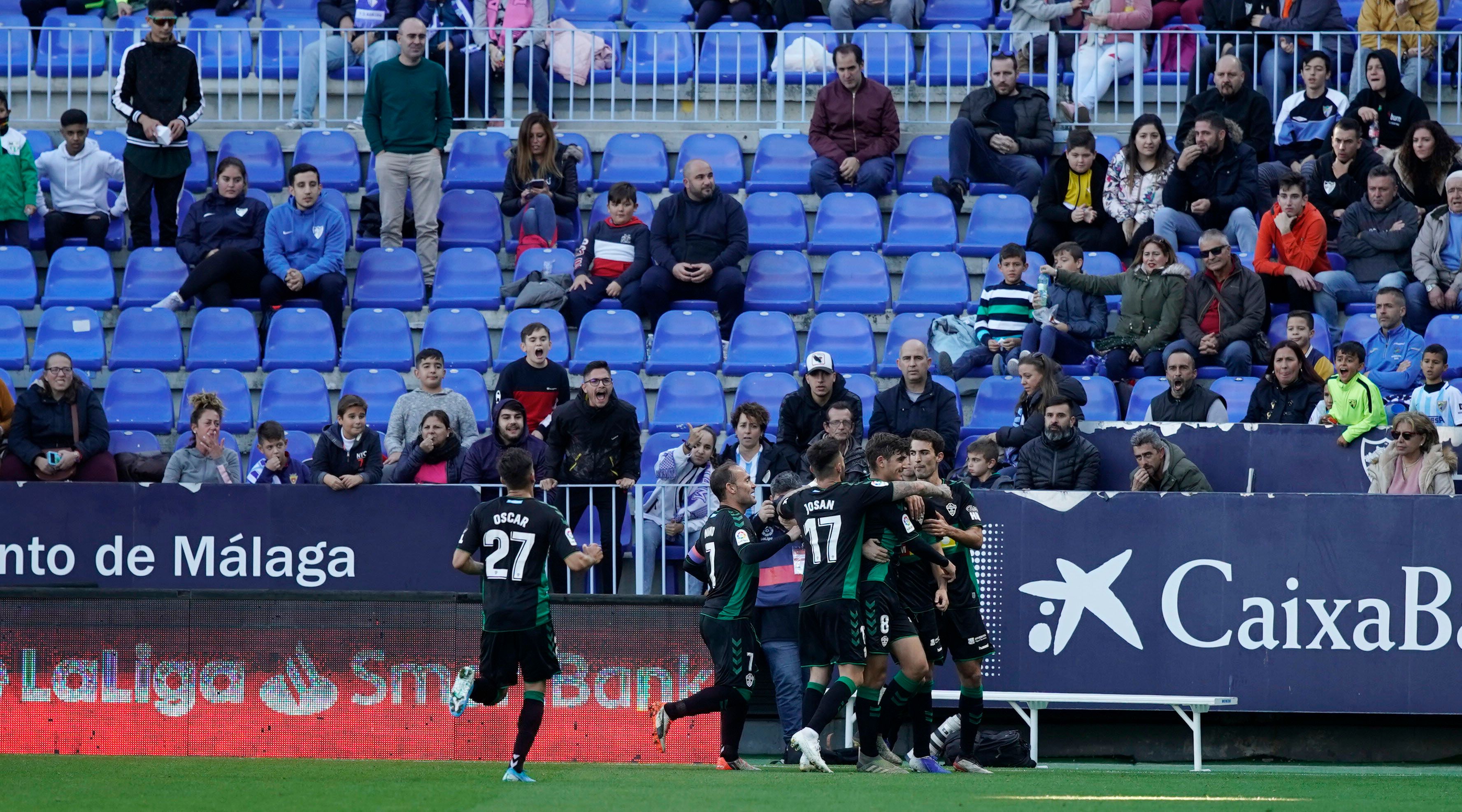 El Elche, celebrando uno de sus goles en La Rosaleda.