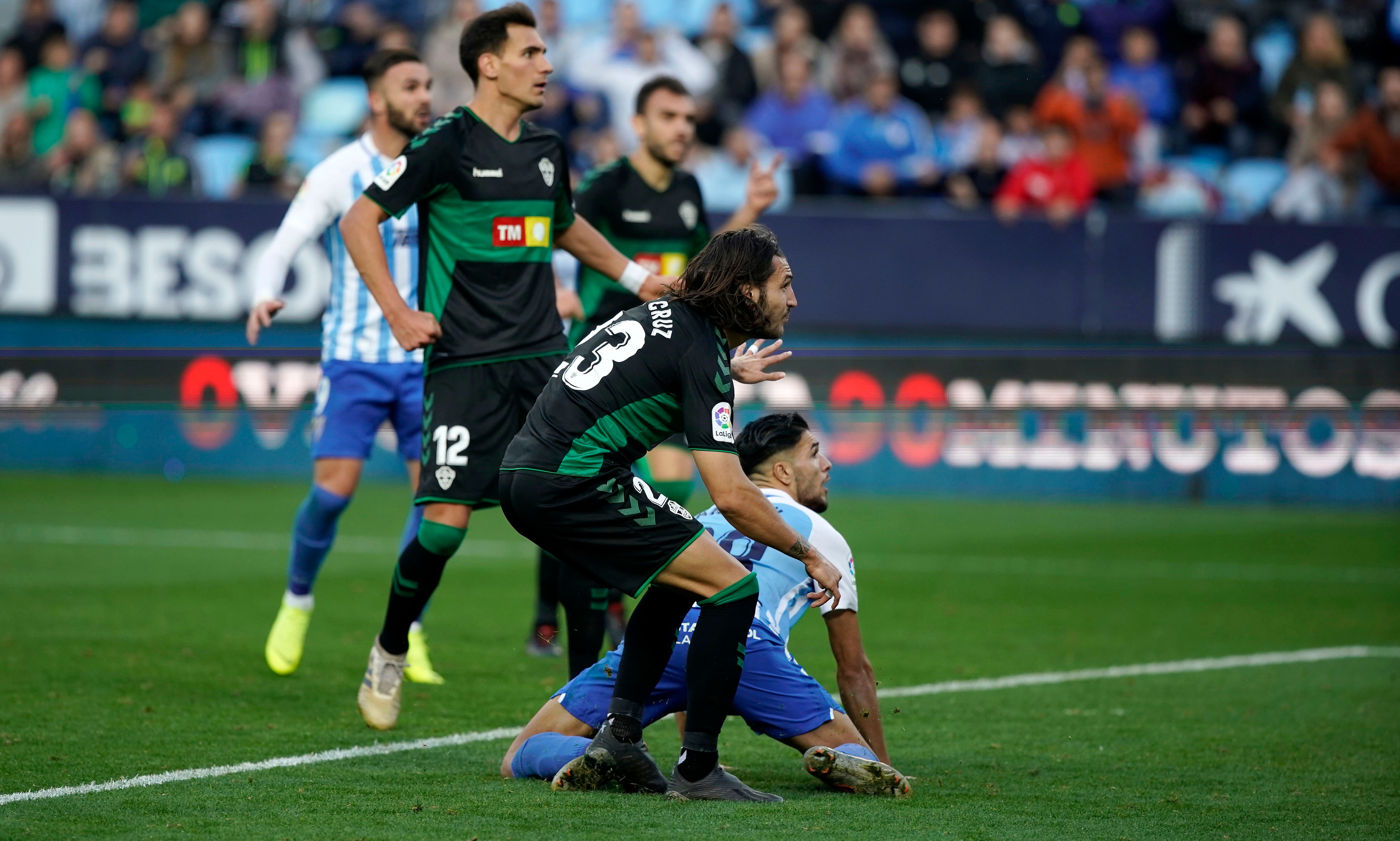 Antoñín, en el suelo, en una acción peligrosa del Málaga.
