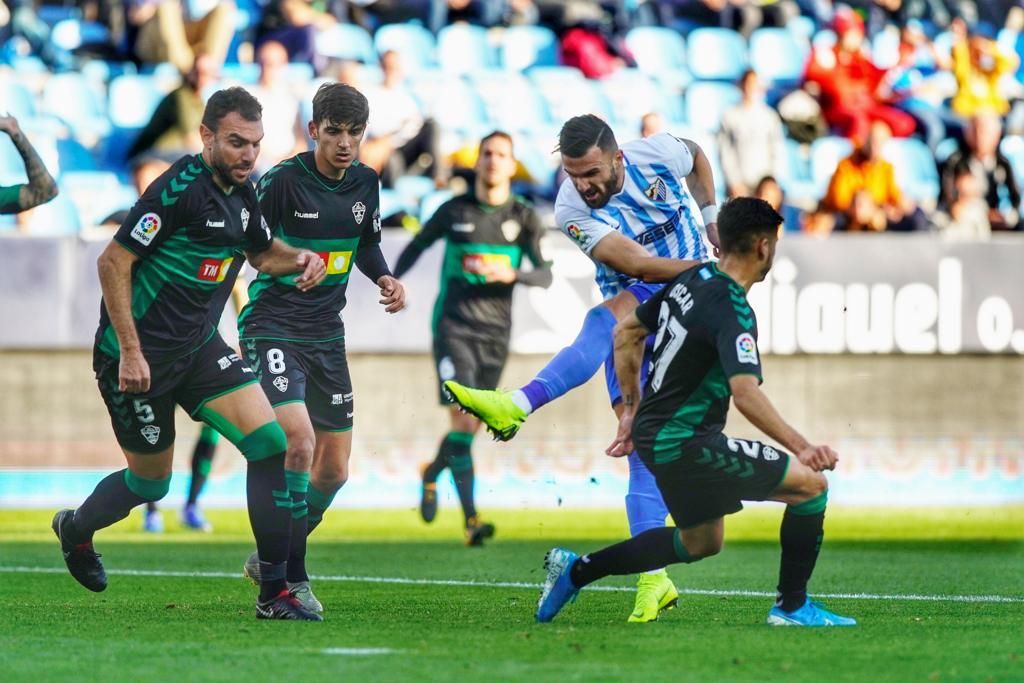  Sadiku, disparando a puerta ante el Elche.