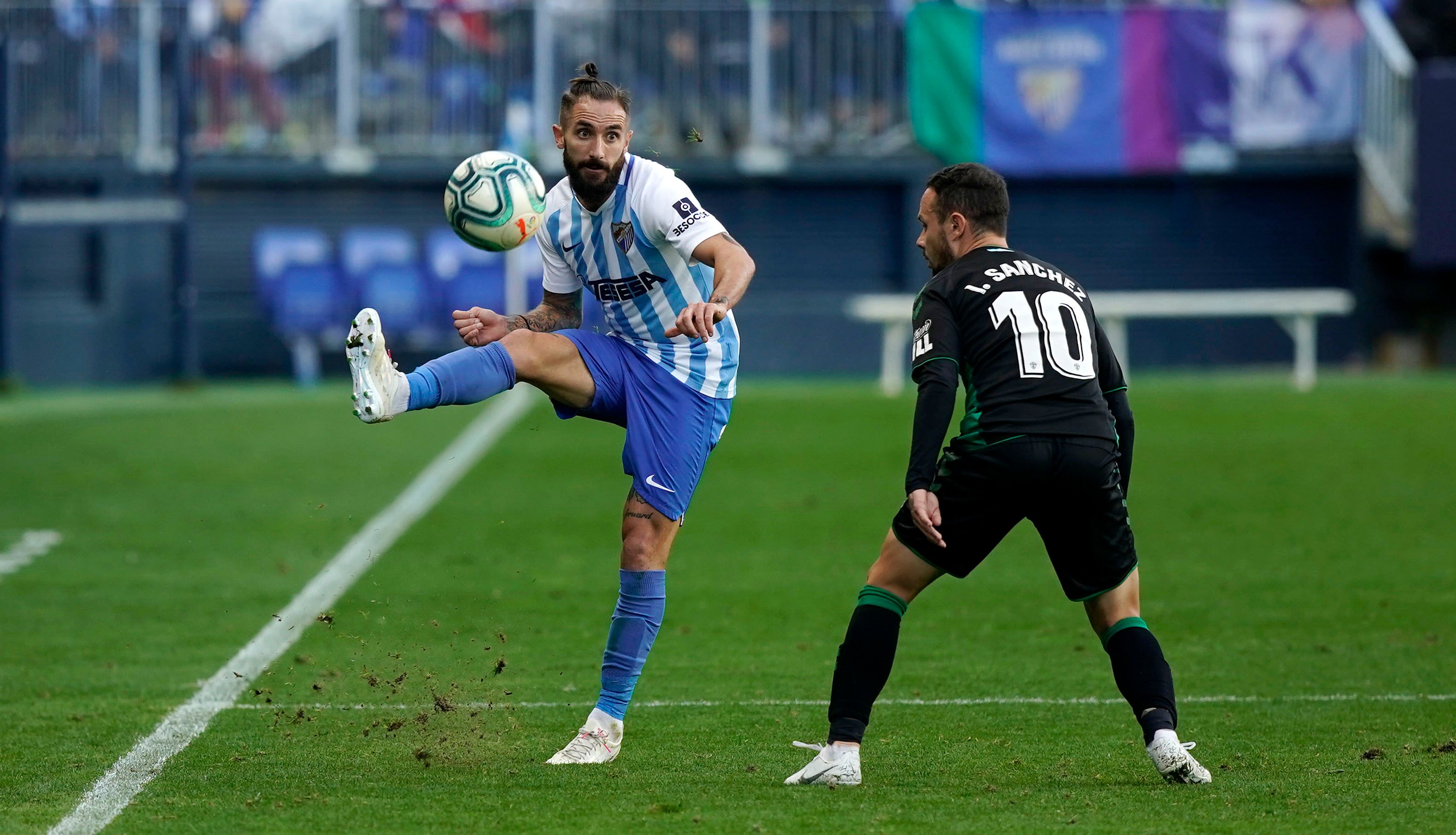  Cifu, dando un pase en el Málaga-Elche.