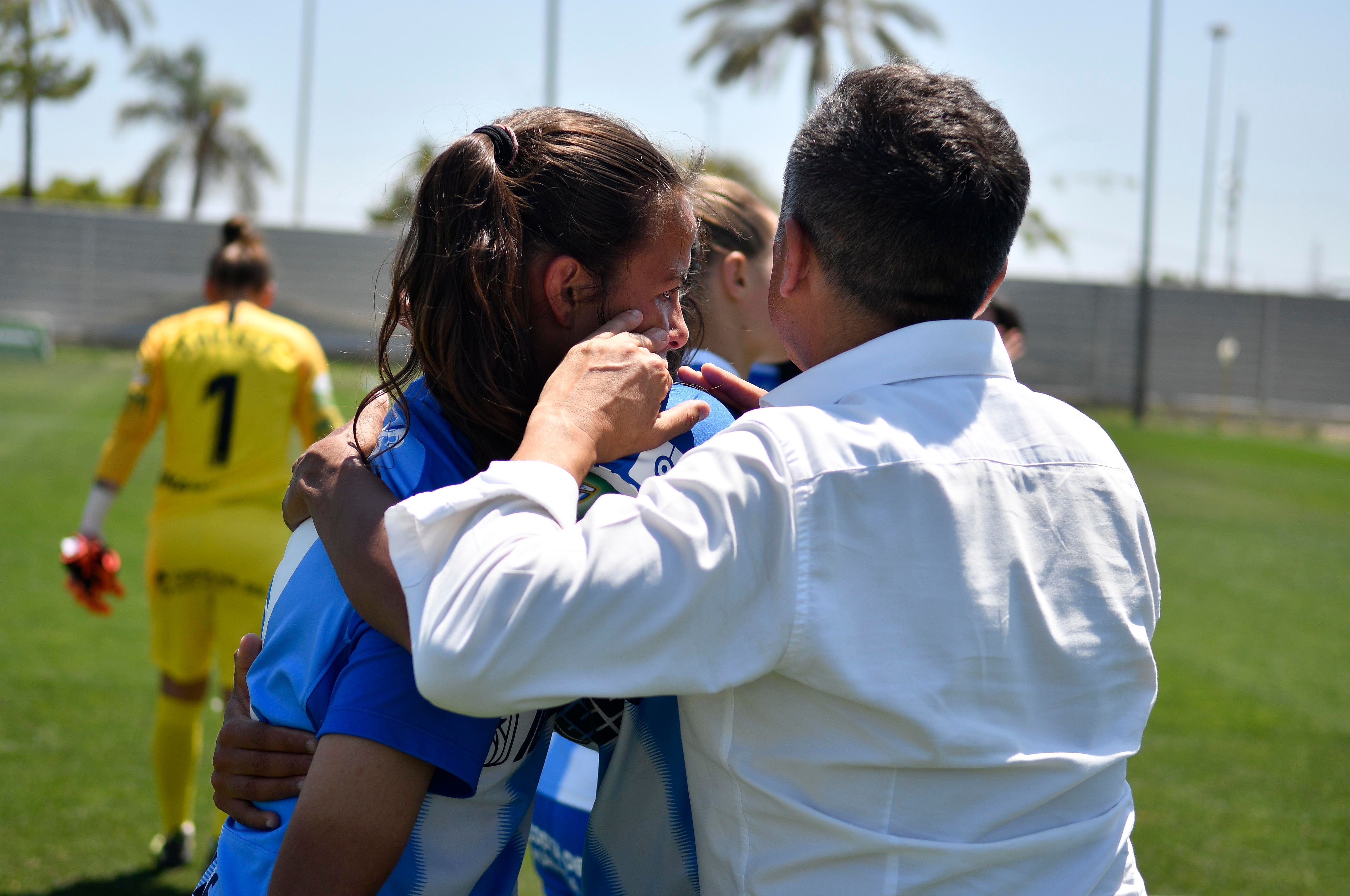 Contreras, de espaldas, tratando de consolar a sus jugadoras.