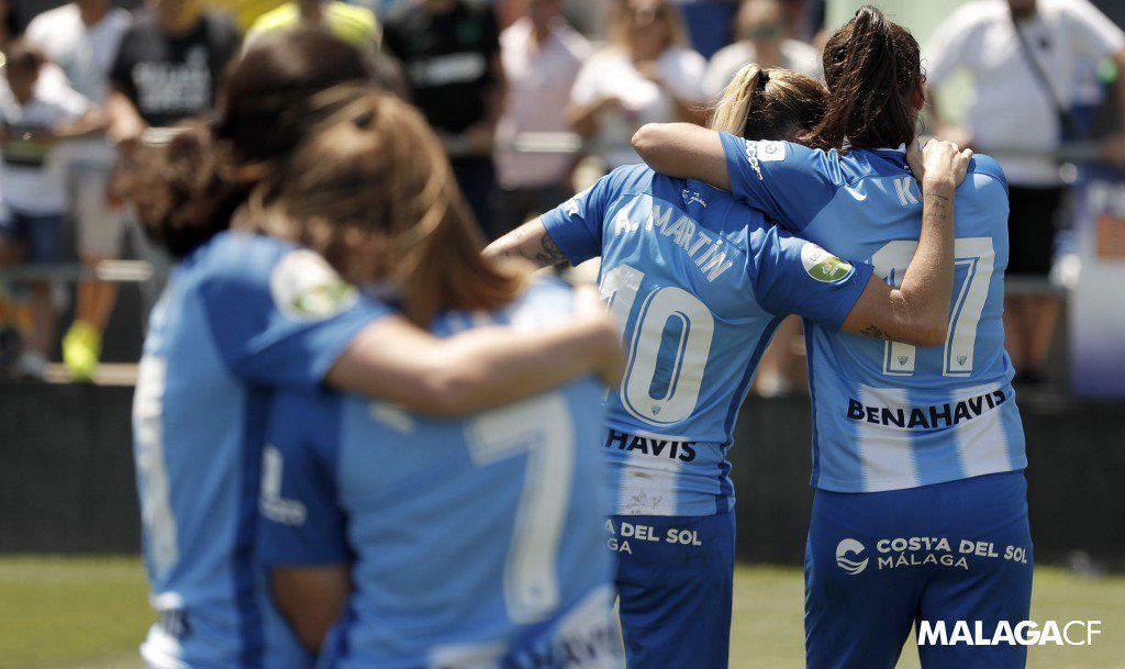  Varias jugadoras lamentan el gris desenlace.