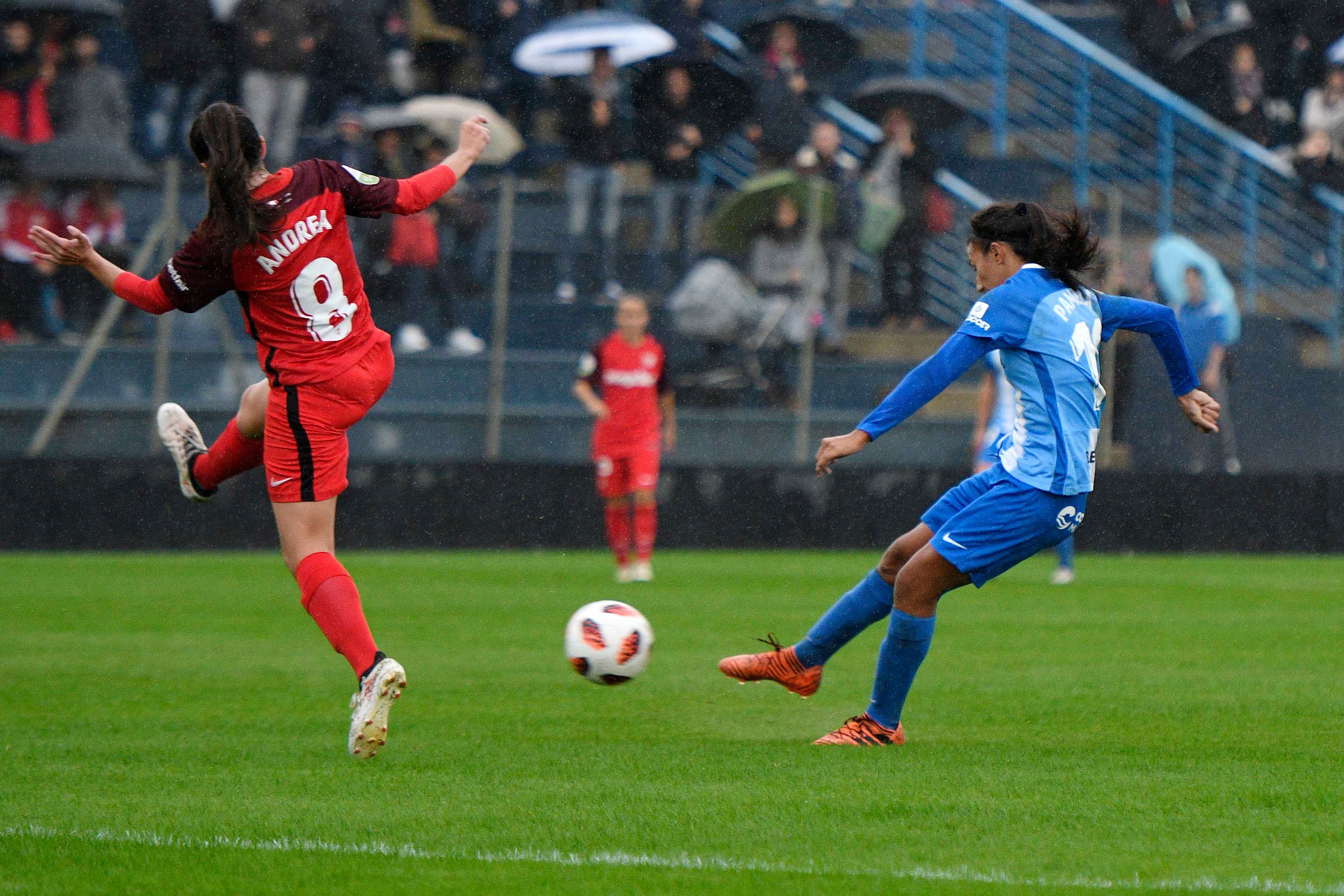  Pamela, en el momento del disparo del primer gol.