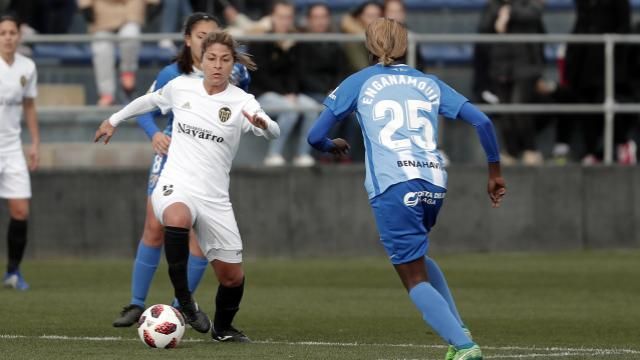 Enganamouit presiona a una rival valencianista.