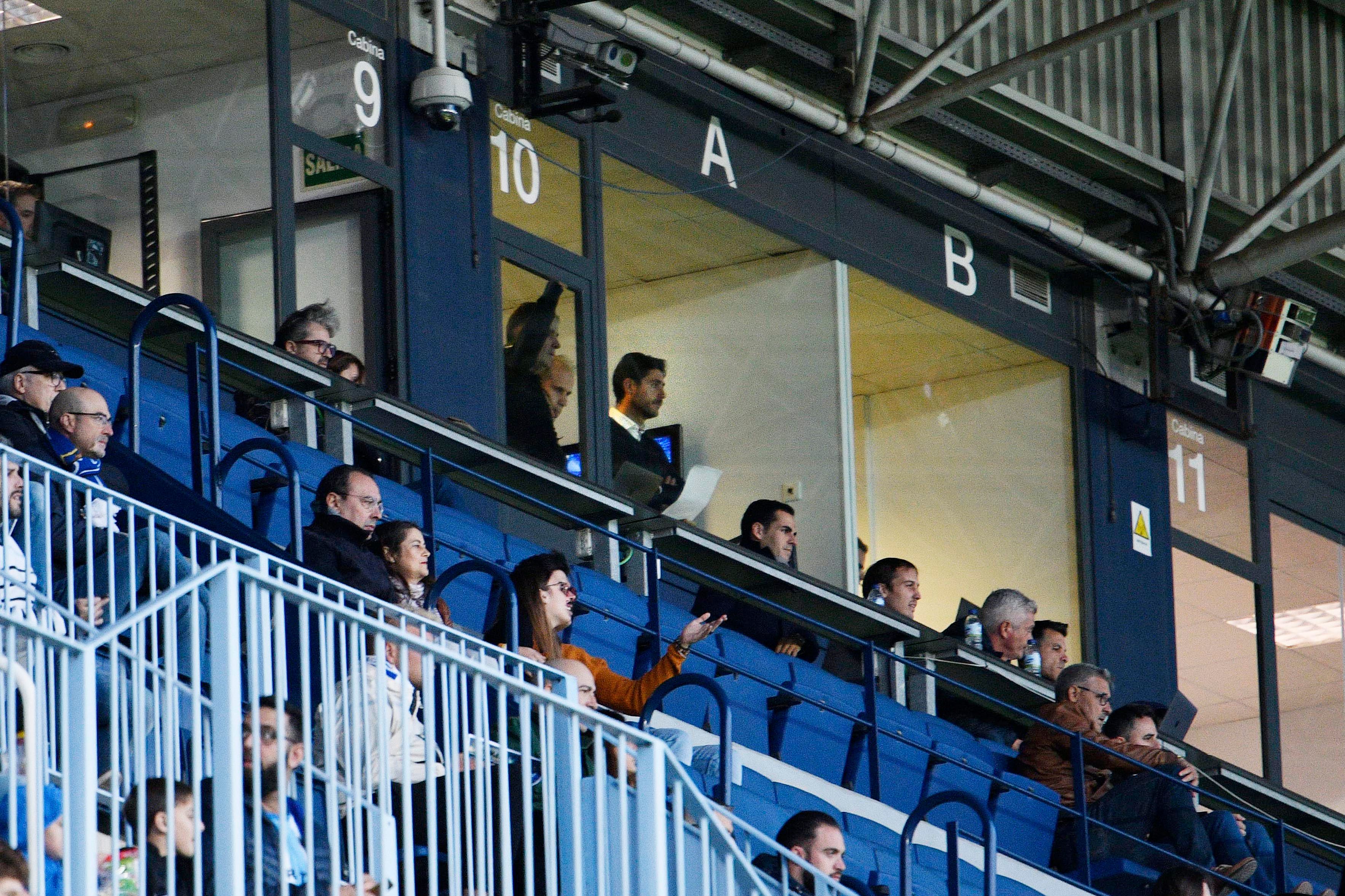  Víctor, viendo el Málaga-Fuenlabrada desde una cabina.