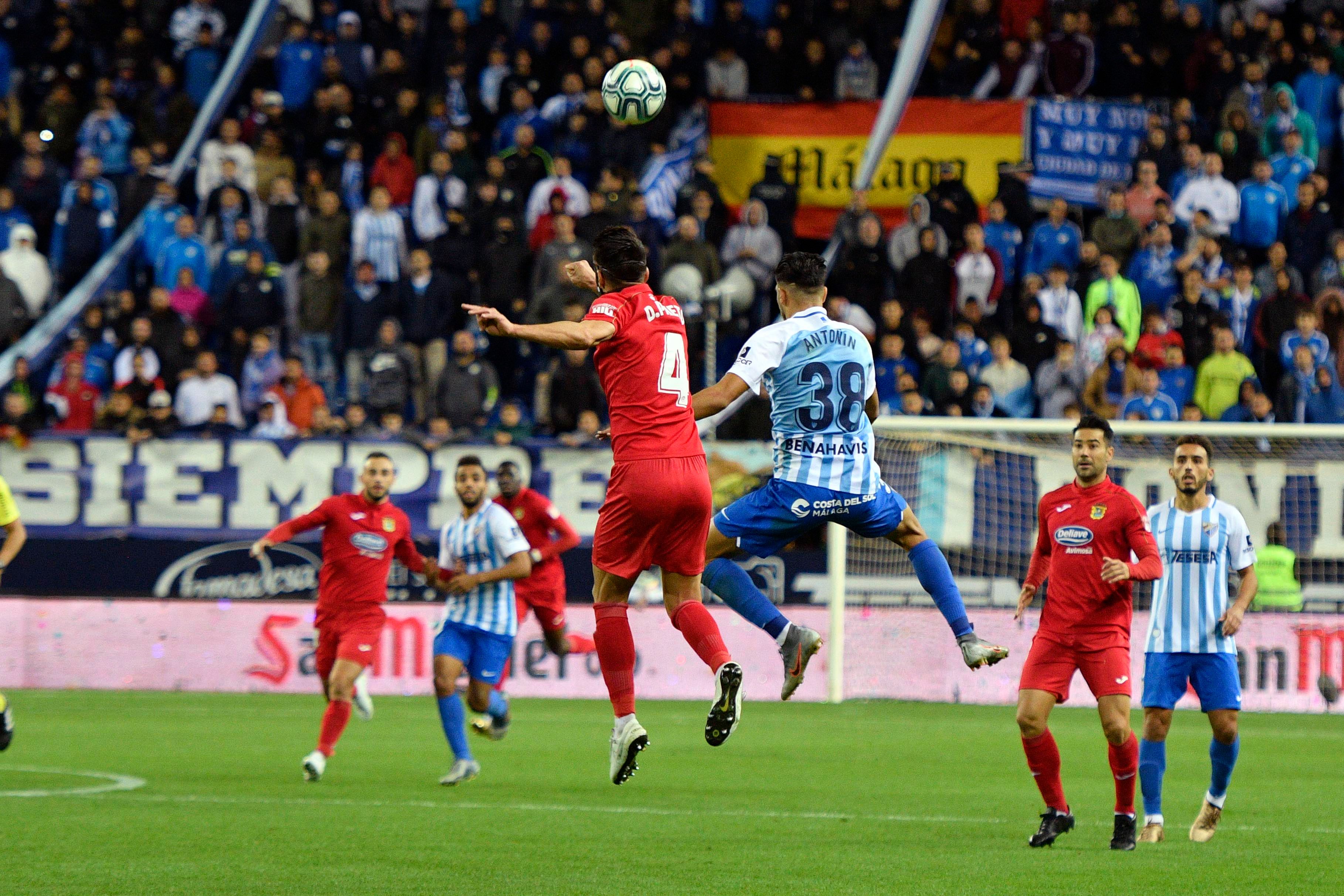 Antoñín, en plena disputa con David Prieto en el partido de ida.
