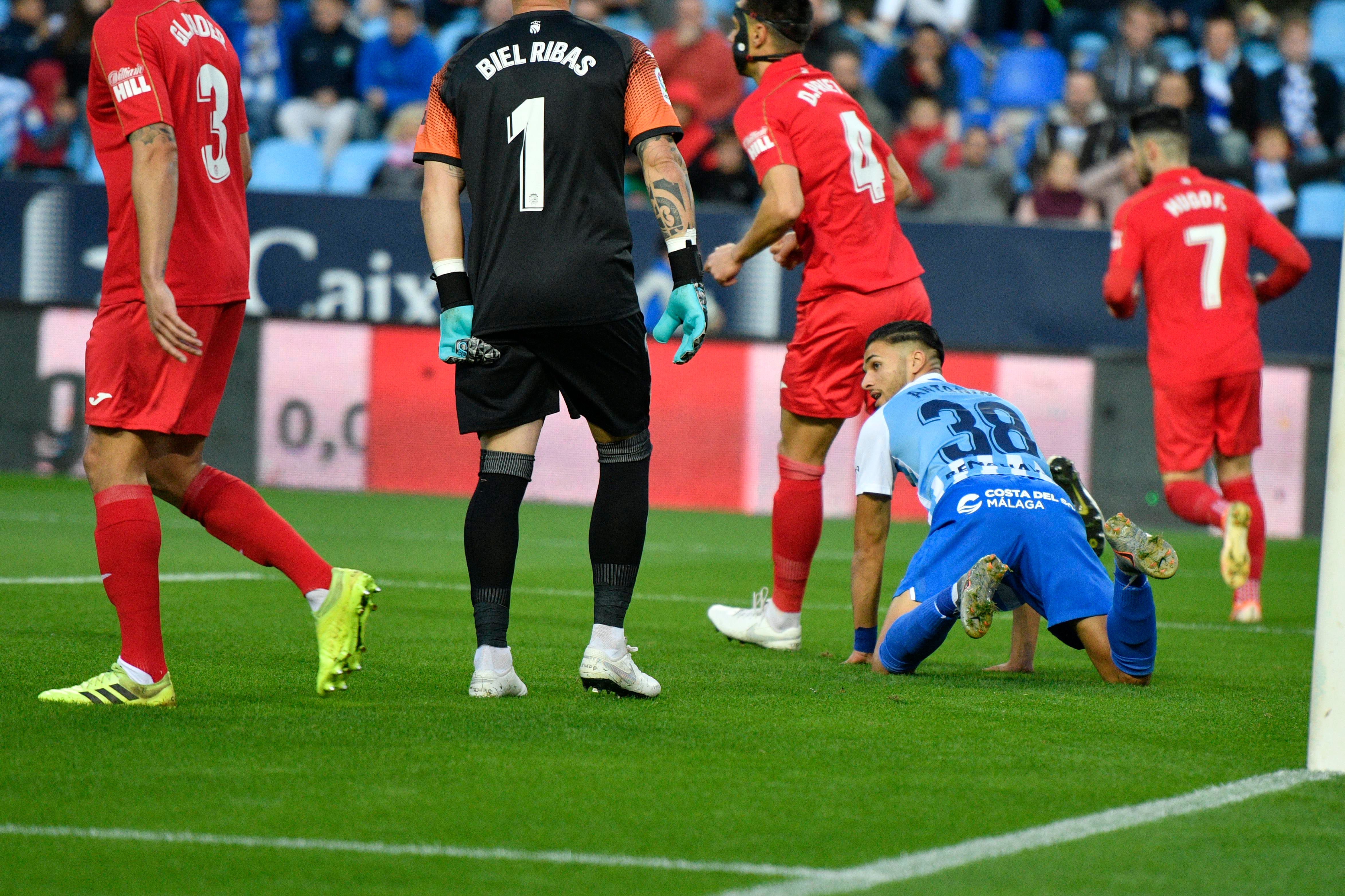 Antoñín, de rodillas en el área del Fuenlabrada.