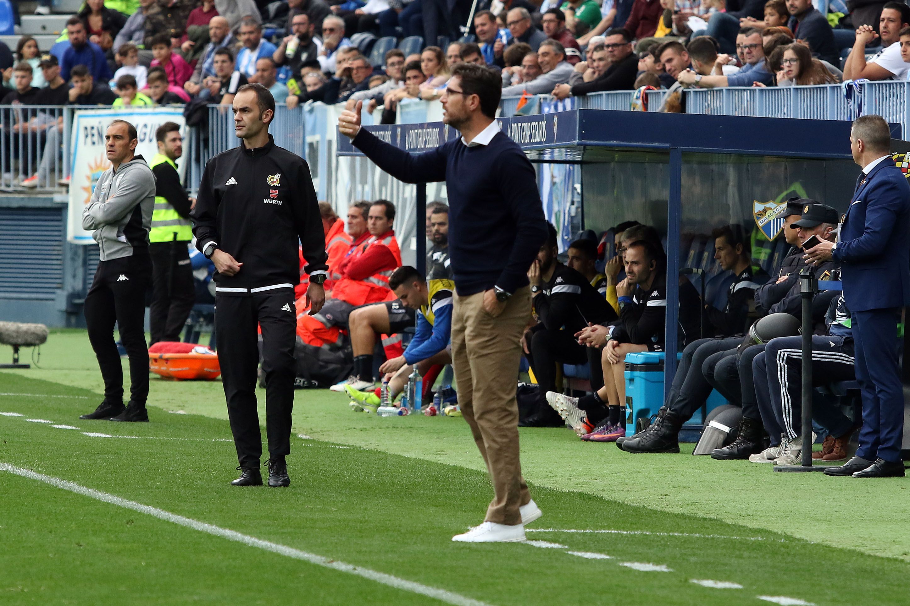 Víctor da órdenes en la banda de La Rosaleda