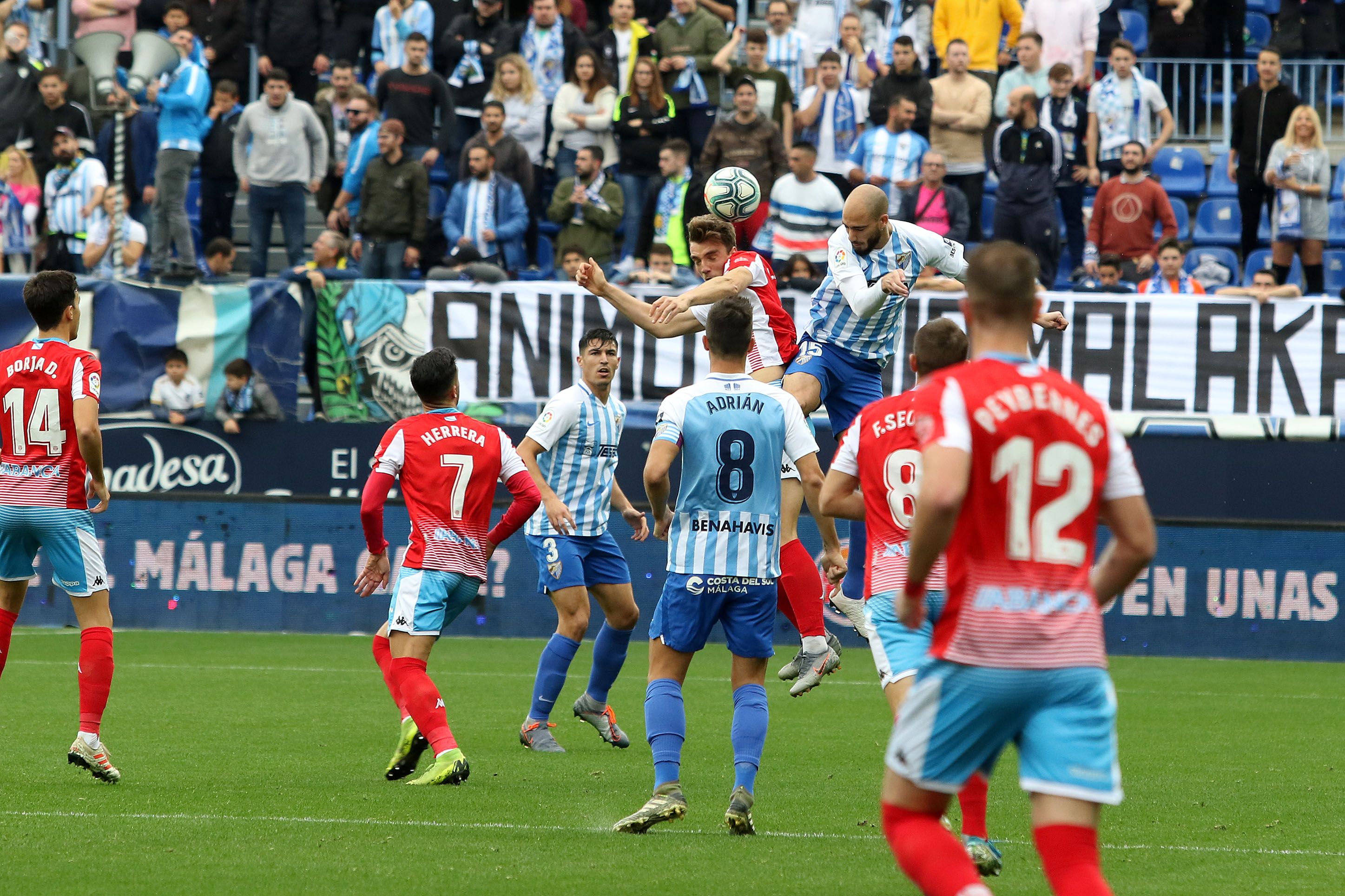  Mikel disputa un balón por arriba.
