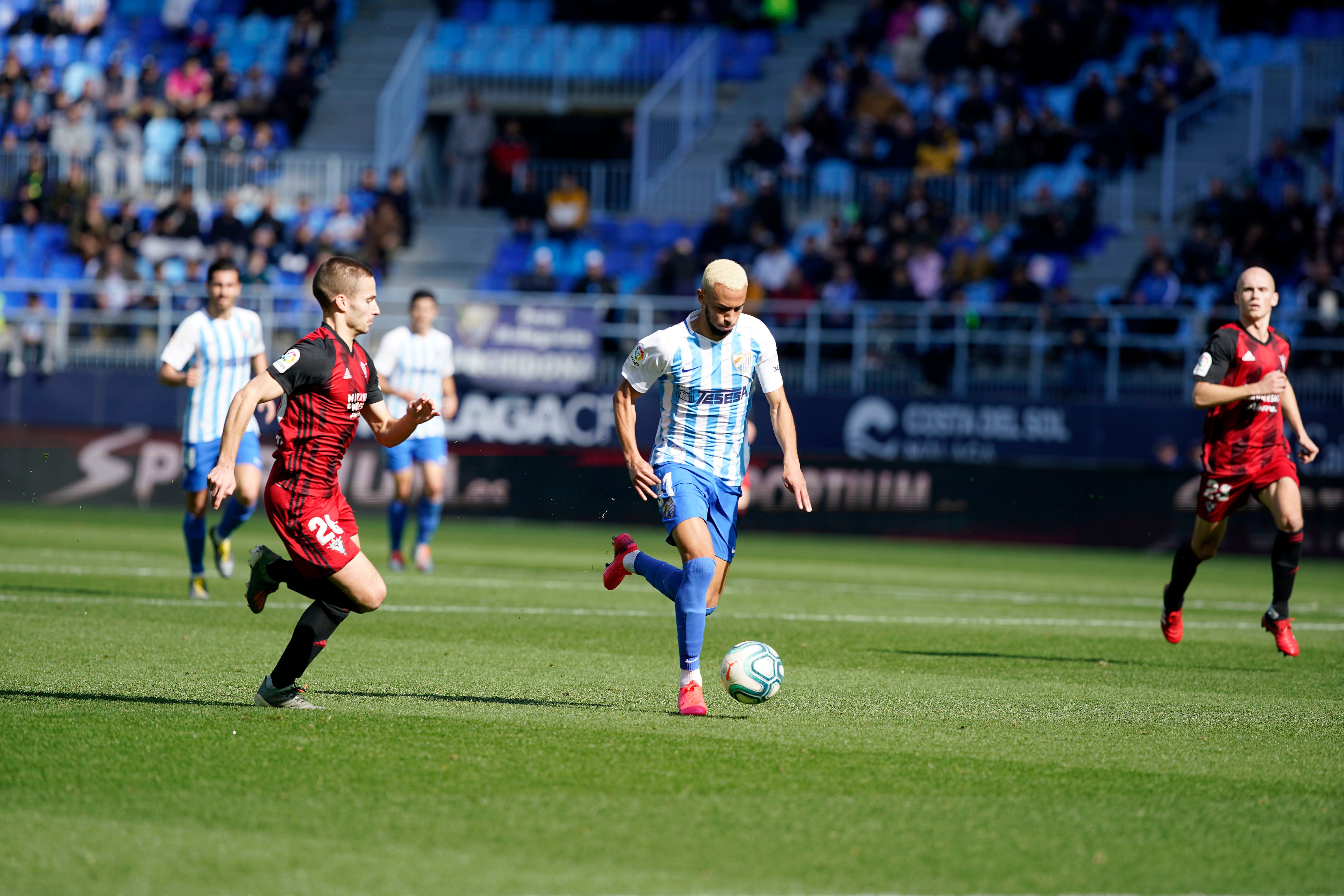 Hicham, encarando ante el Mirandés.