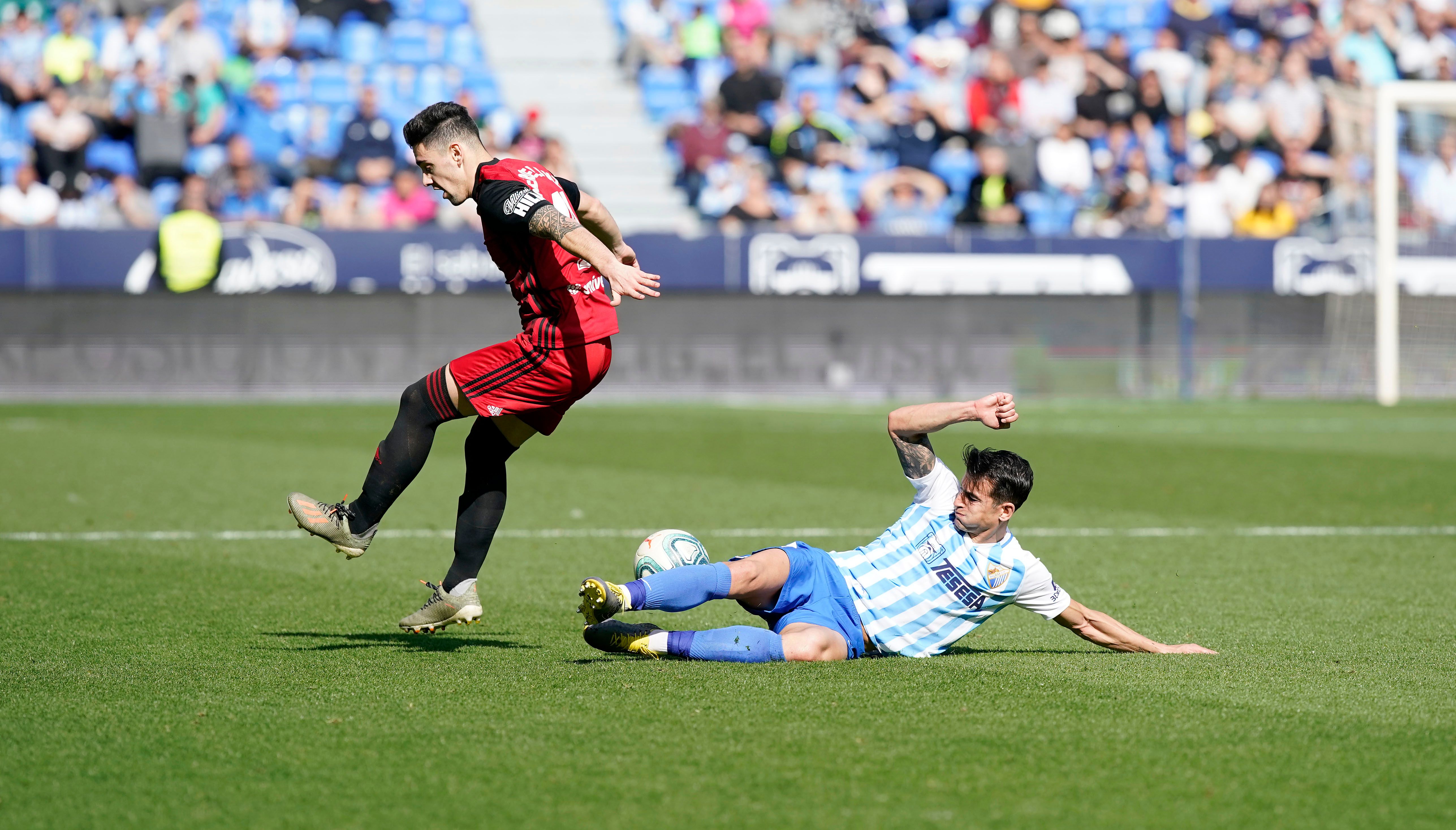 Luis Hernández se lanza para cortar un balón.