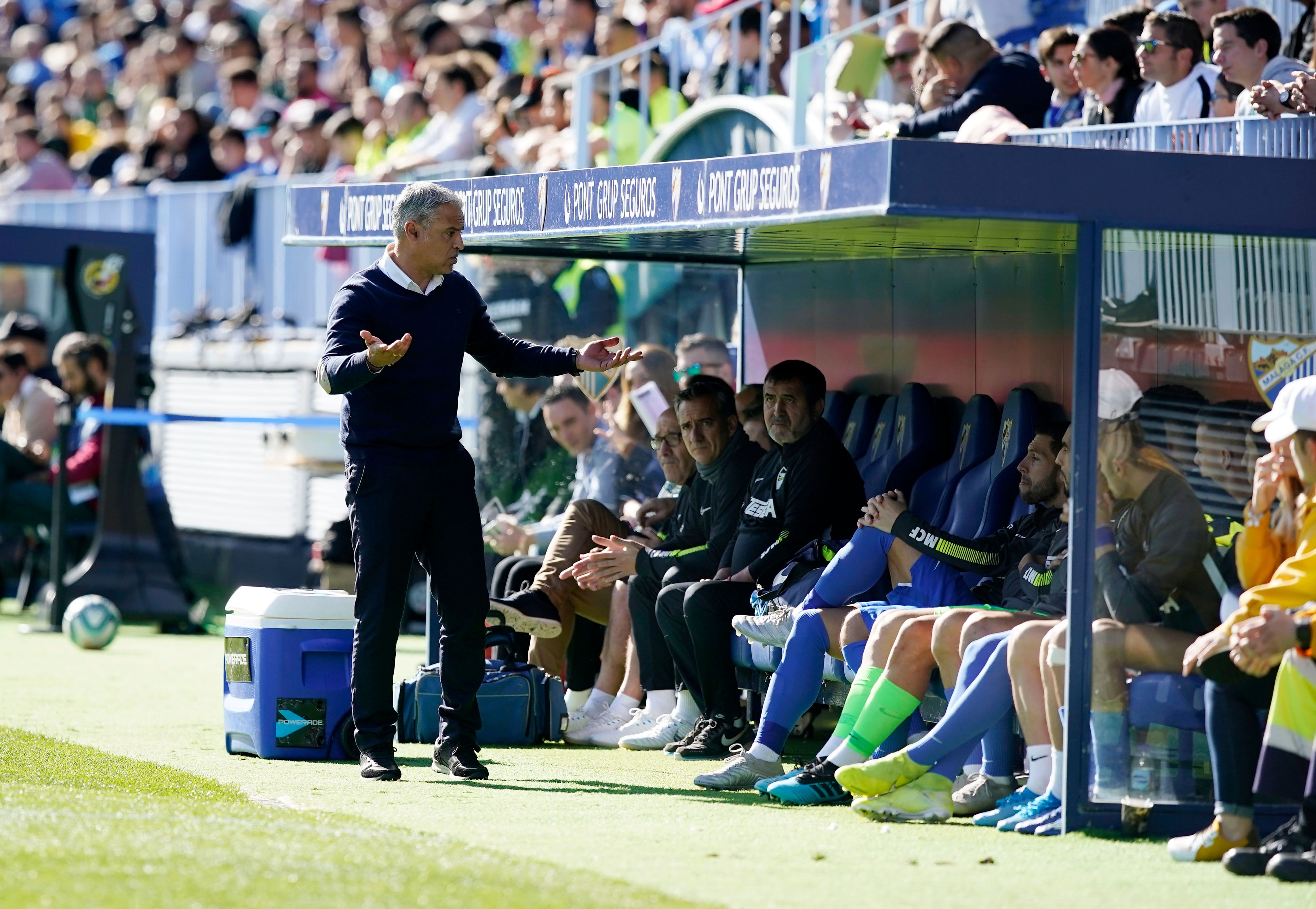 Imagen del banquillo del Málaga ante el Mirandés con Ismael Casas y Gonzalo.