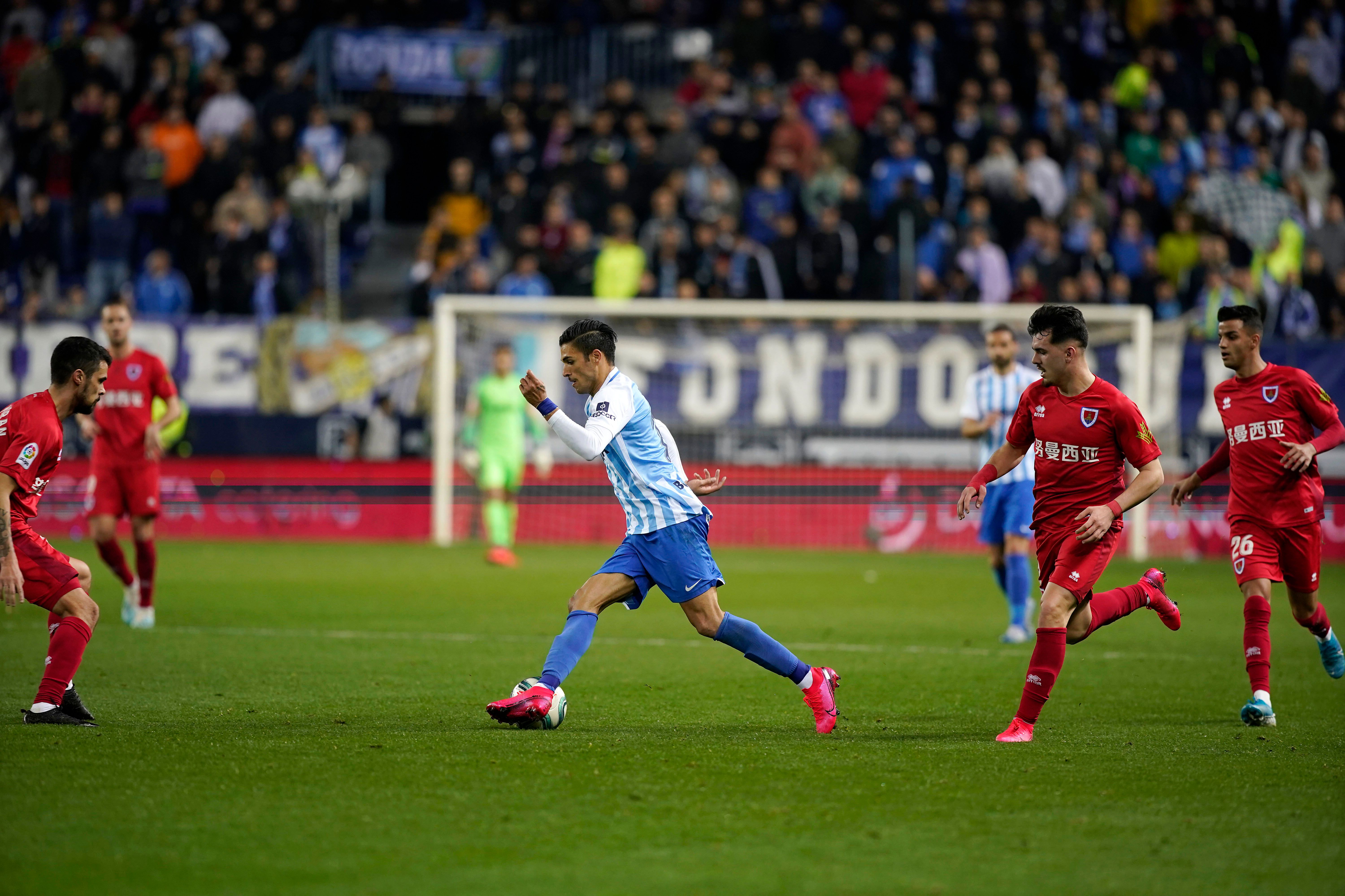Antoñín, encarando a varios jugadores del Numancia.