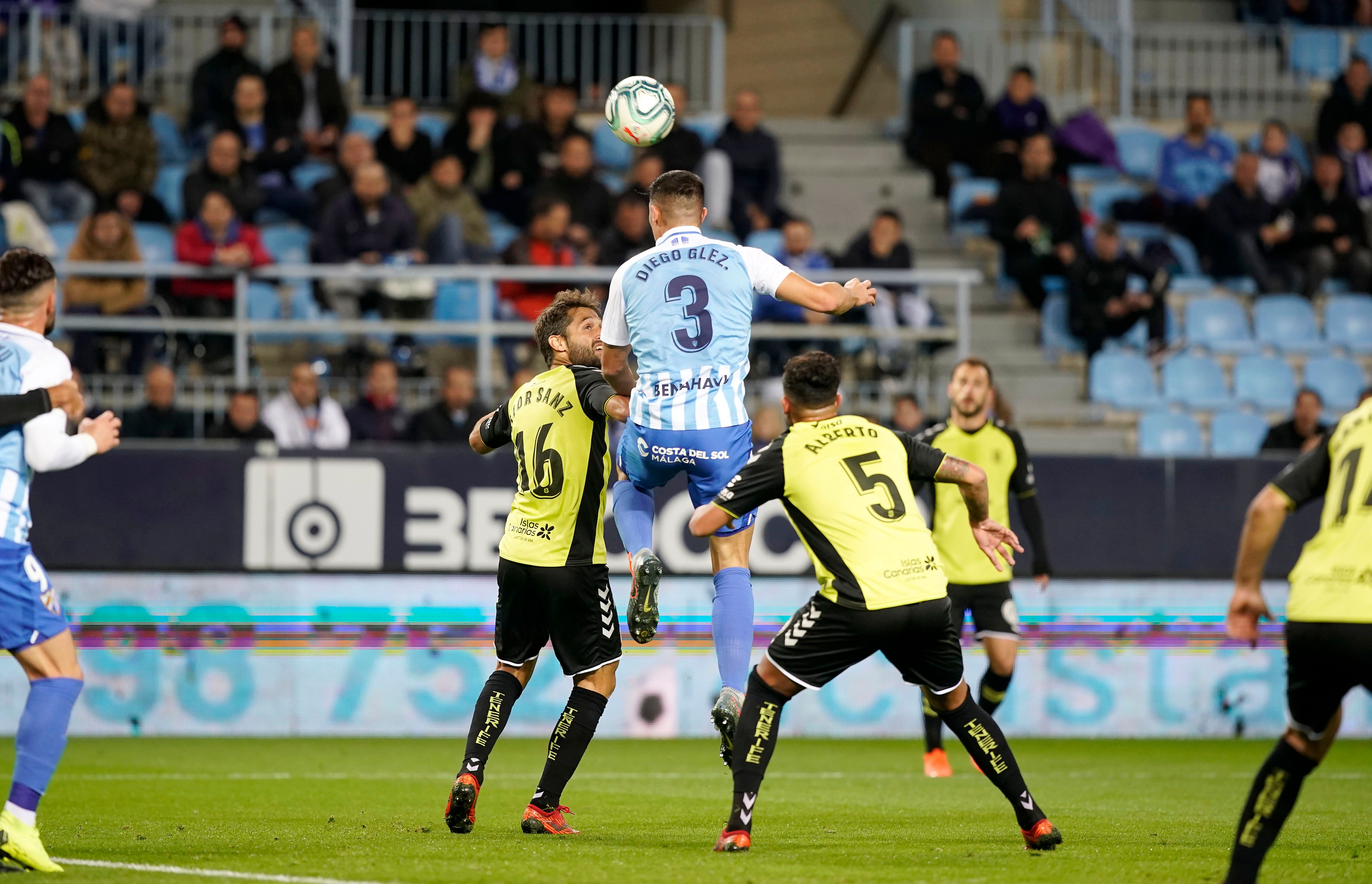  Diego González despeja un balón.
