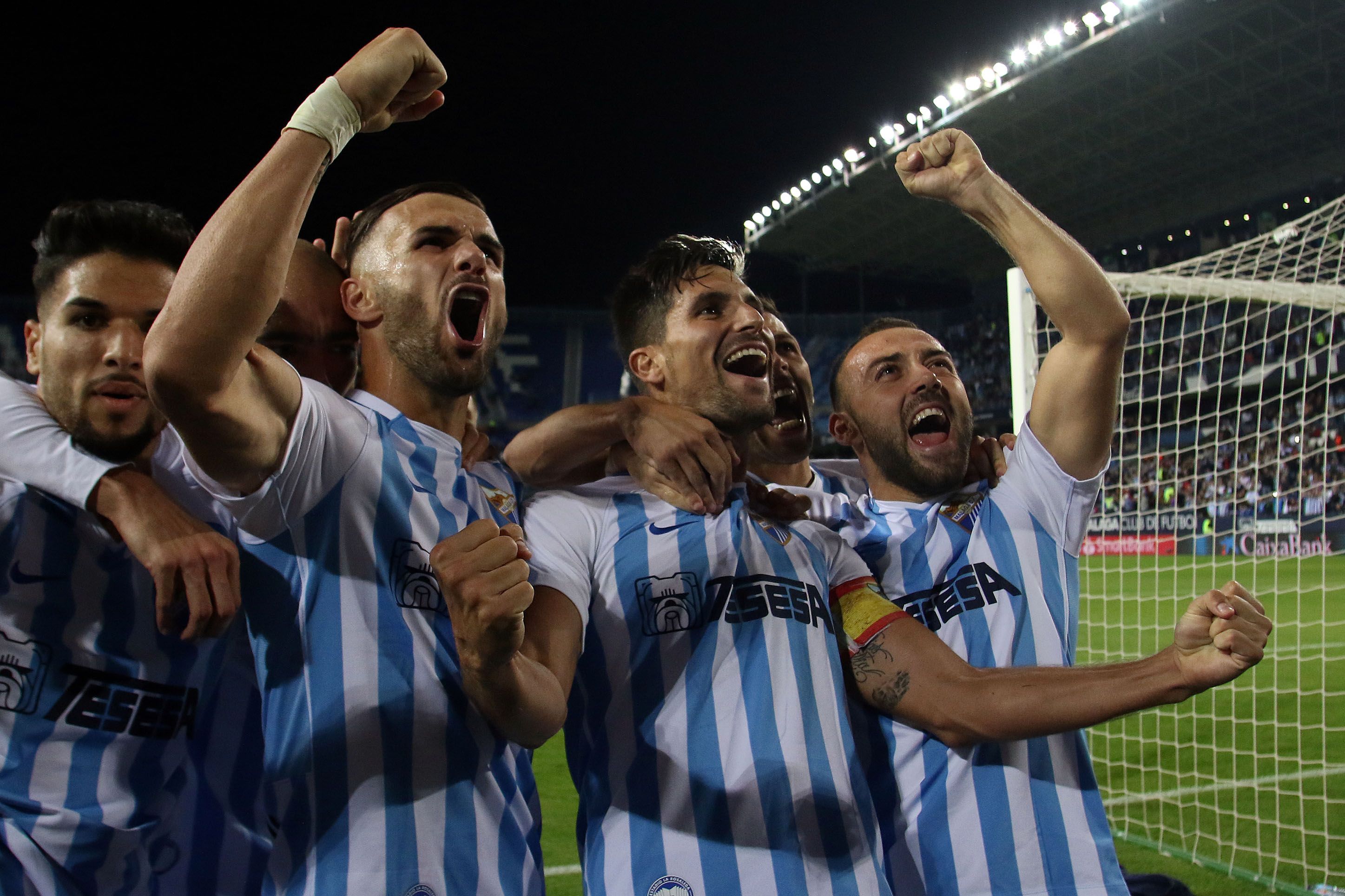 Los jugadores celebran el gol de Adrián ante el Oviedo.