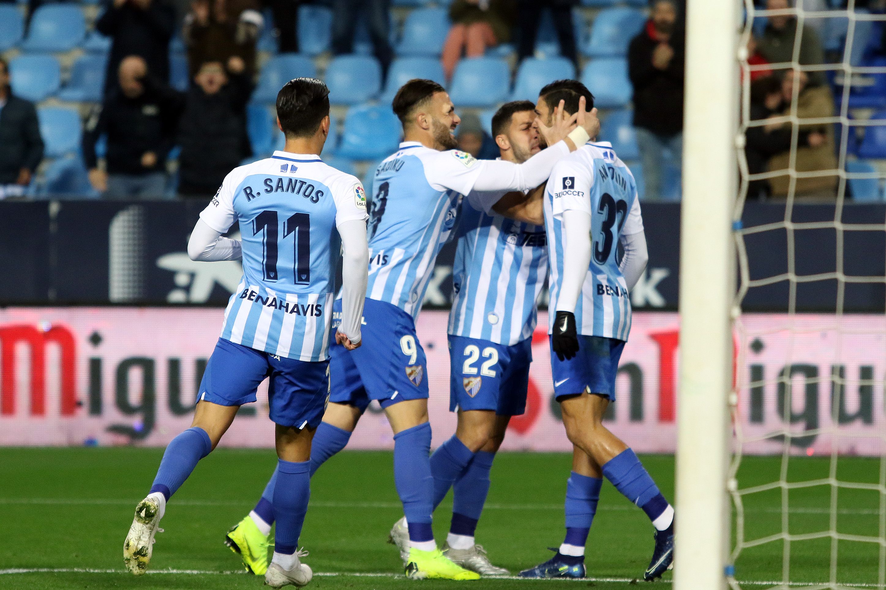 El equipo celebra el tanto de Antoñín.
