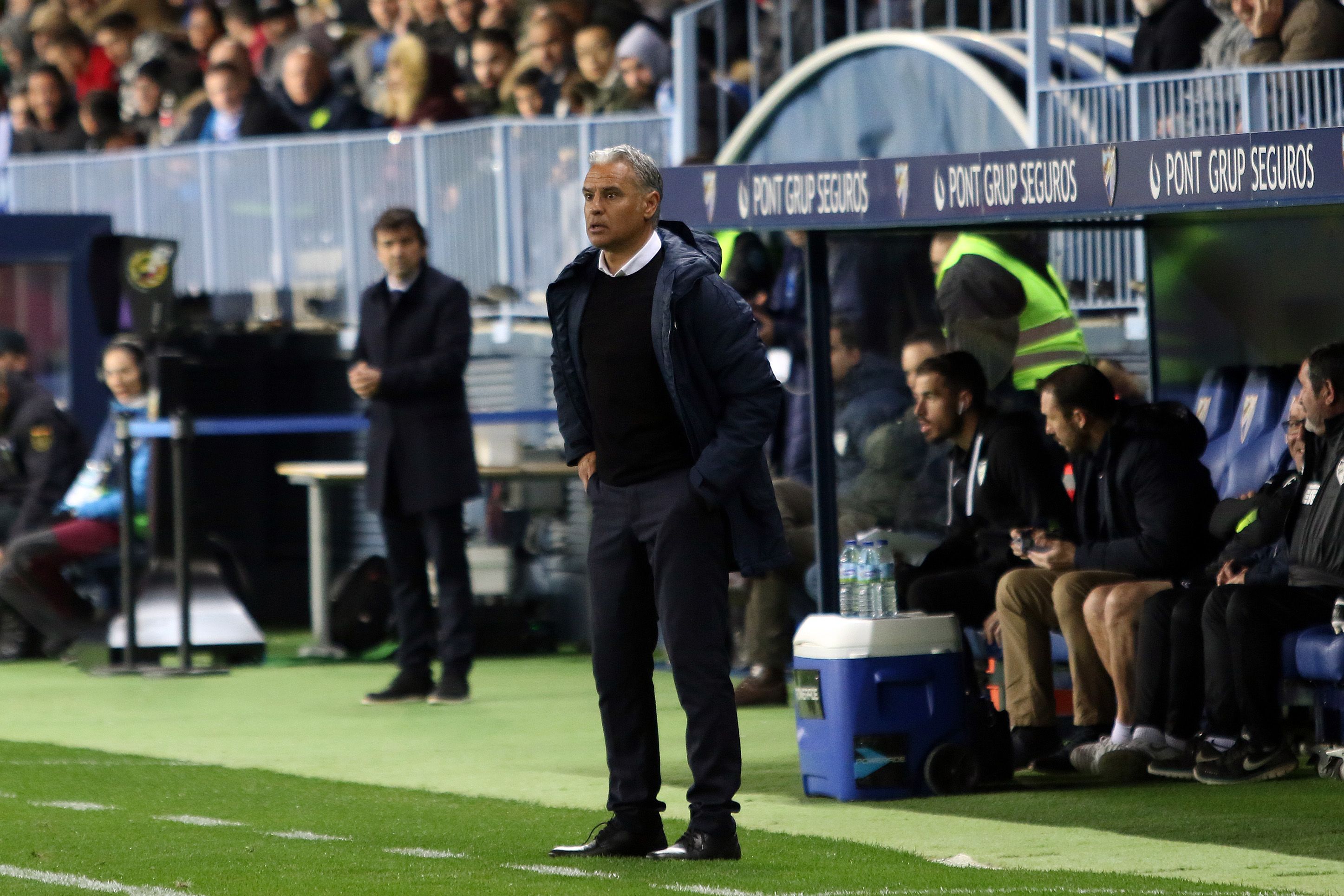 Pellicer mira el partido en la banda de La Rosaleda.