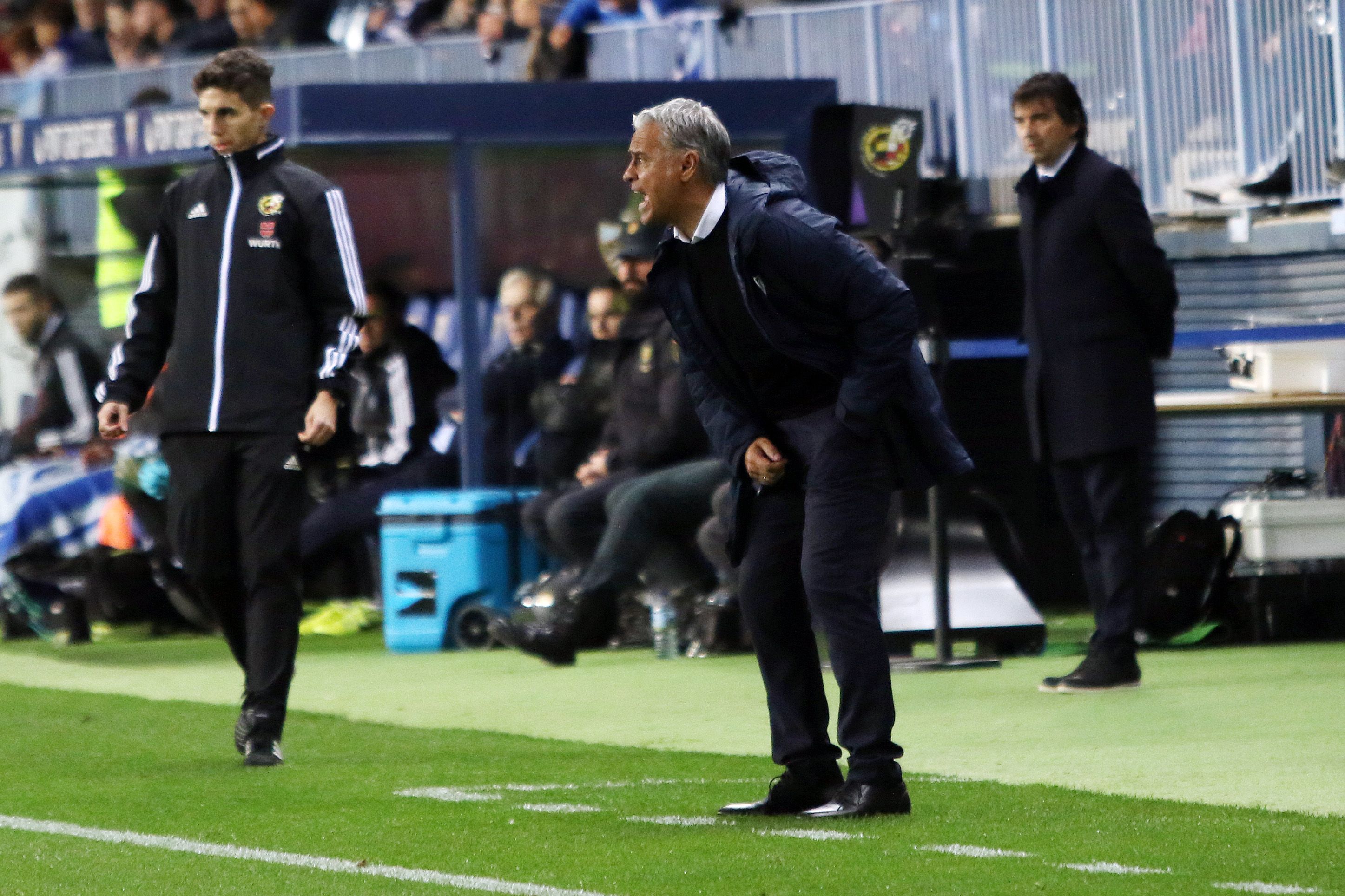  Pellicer, dando órdenes desde la banda.