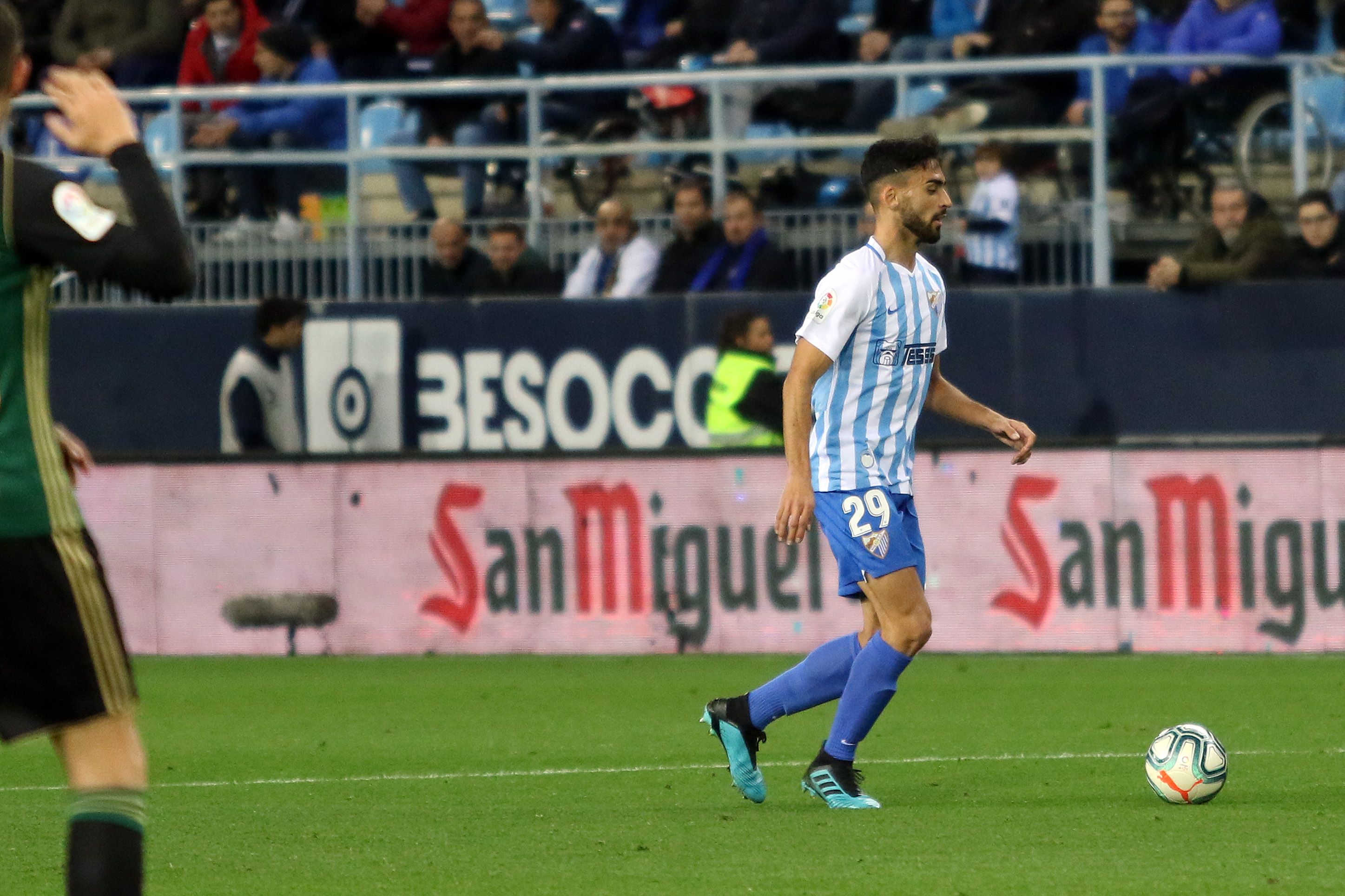 Juande, con el balón en los pies ante la Ponferradina (Fotos: Paco Rodríguez)