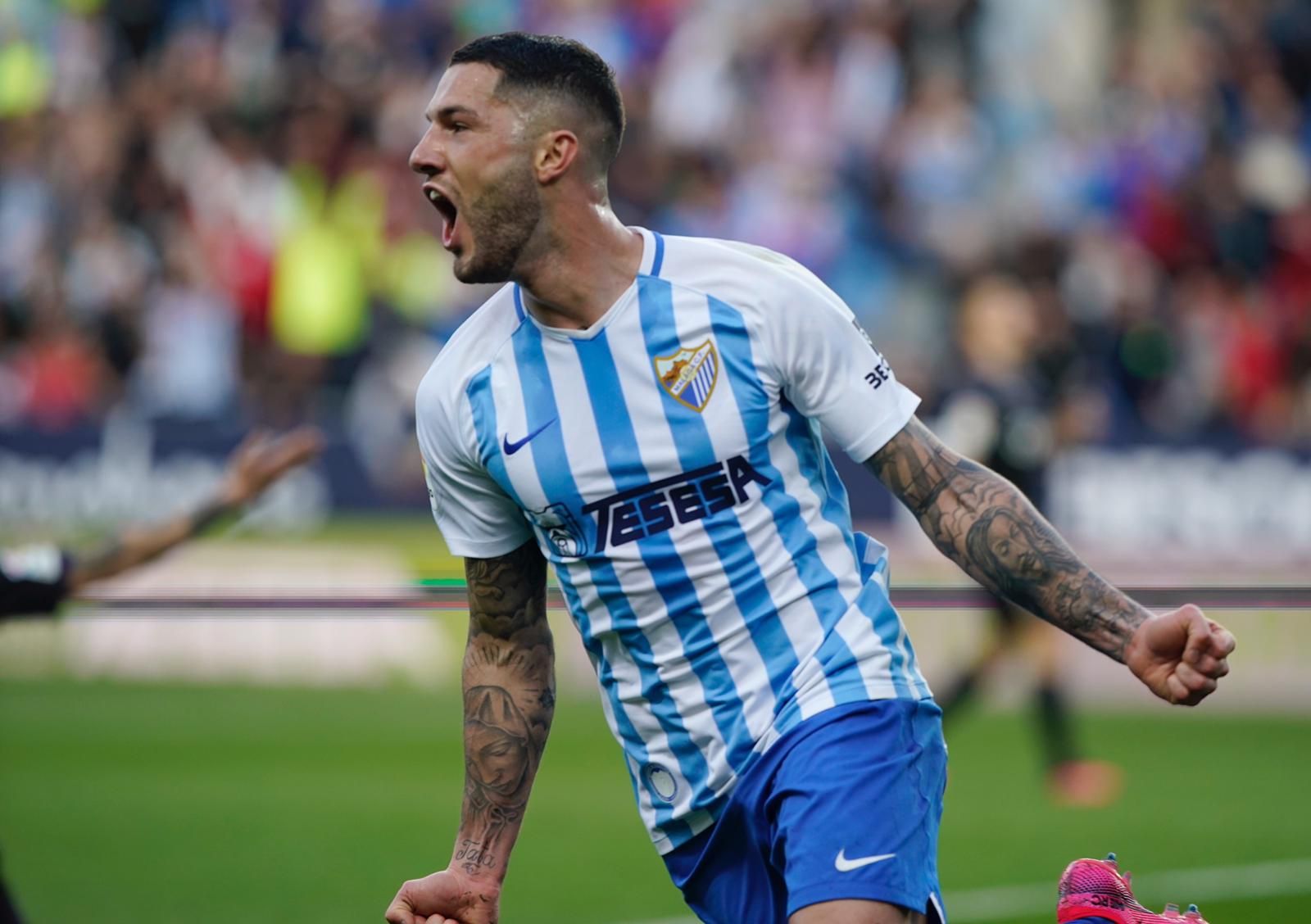 Tete Morente celebra su gol ante el Racing en La Rosaleda.
