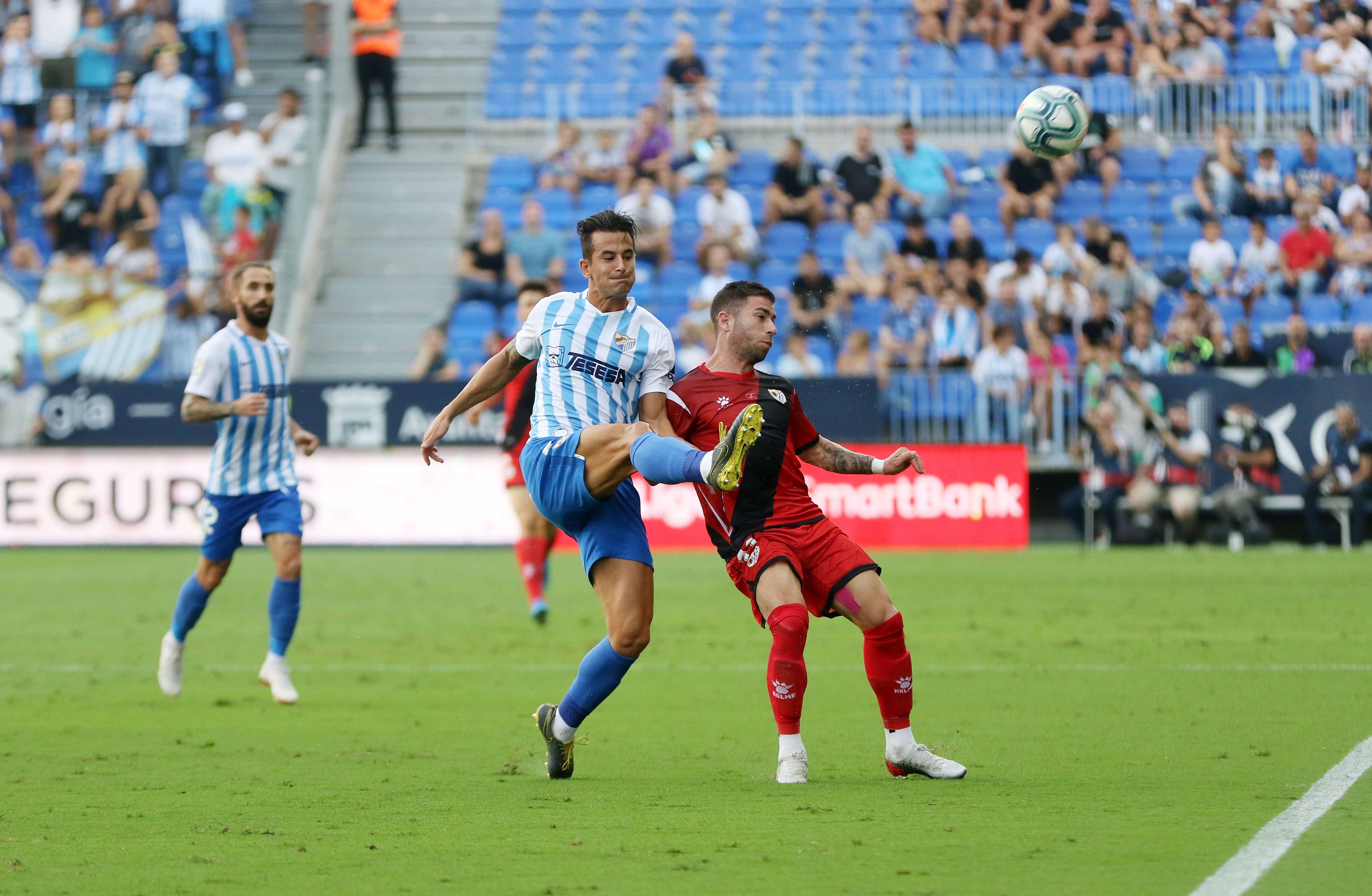  Luis Hernández, en una disputa ante el Rayo.