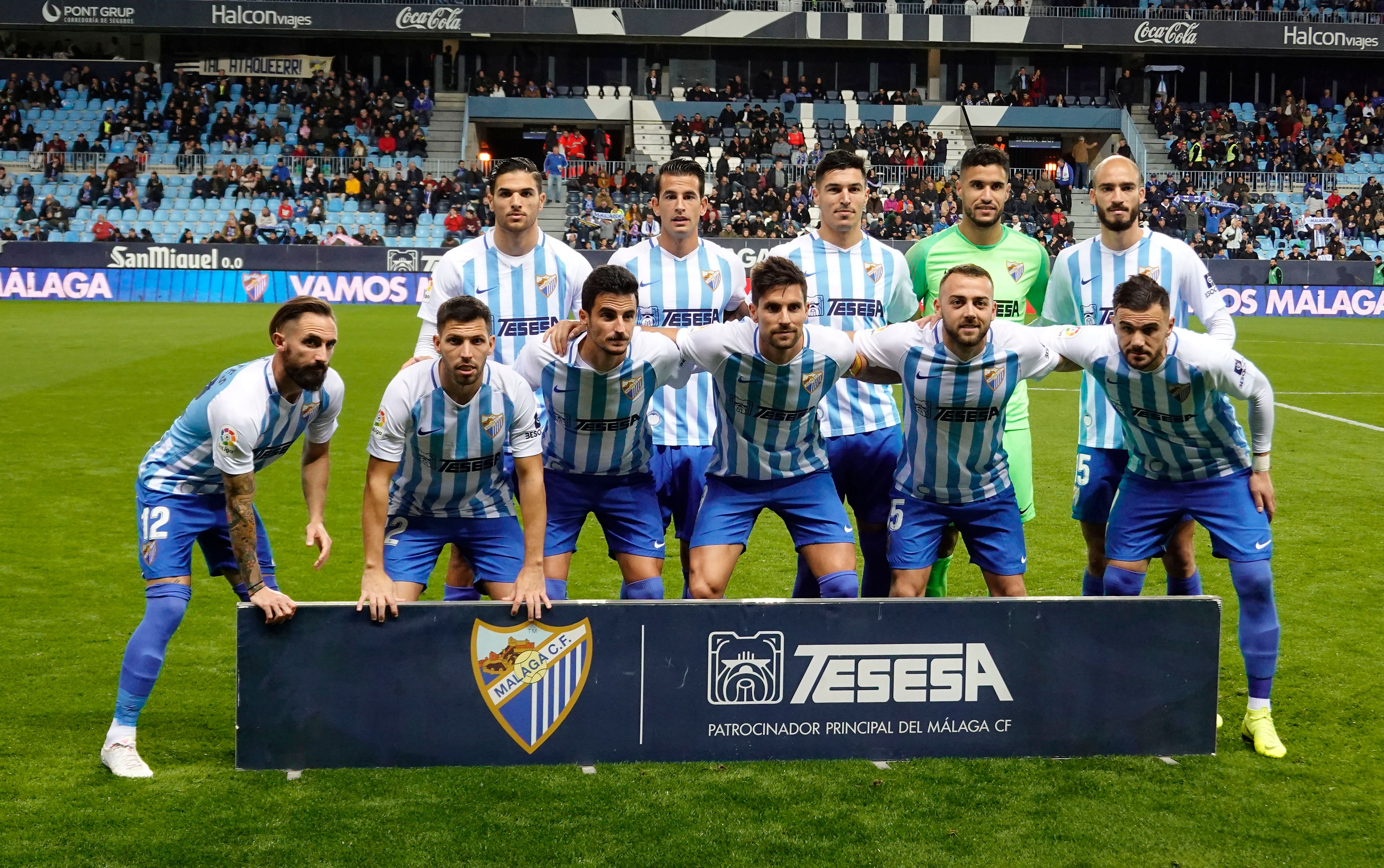 Formación inicial del Málaga ante el Tenerife en La Rosaleda.