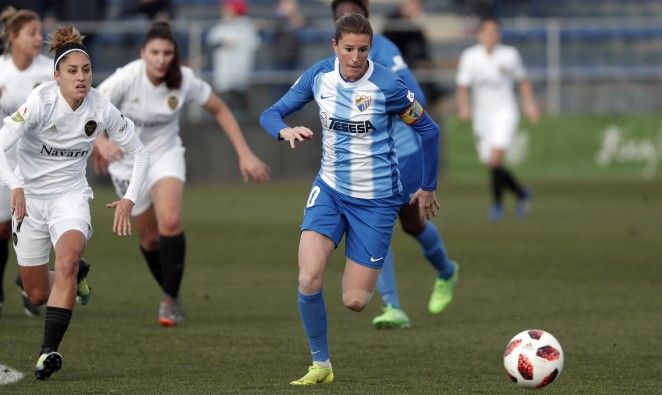 Adriana busca zafarse de una rival.