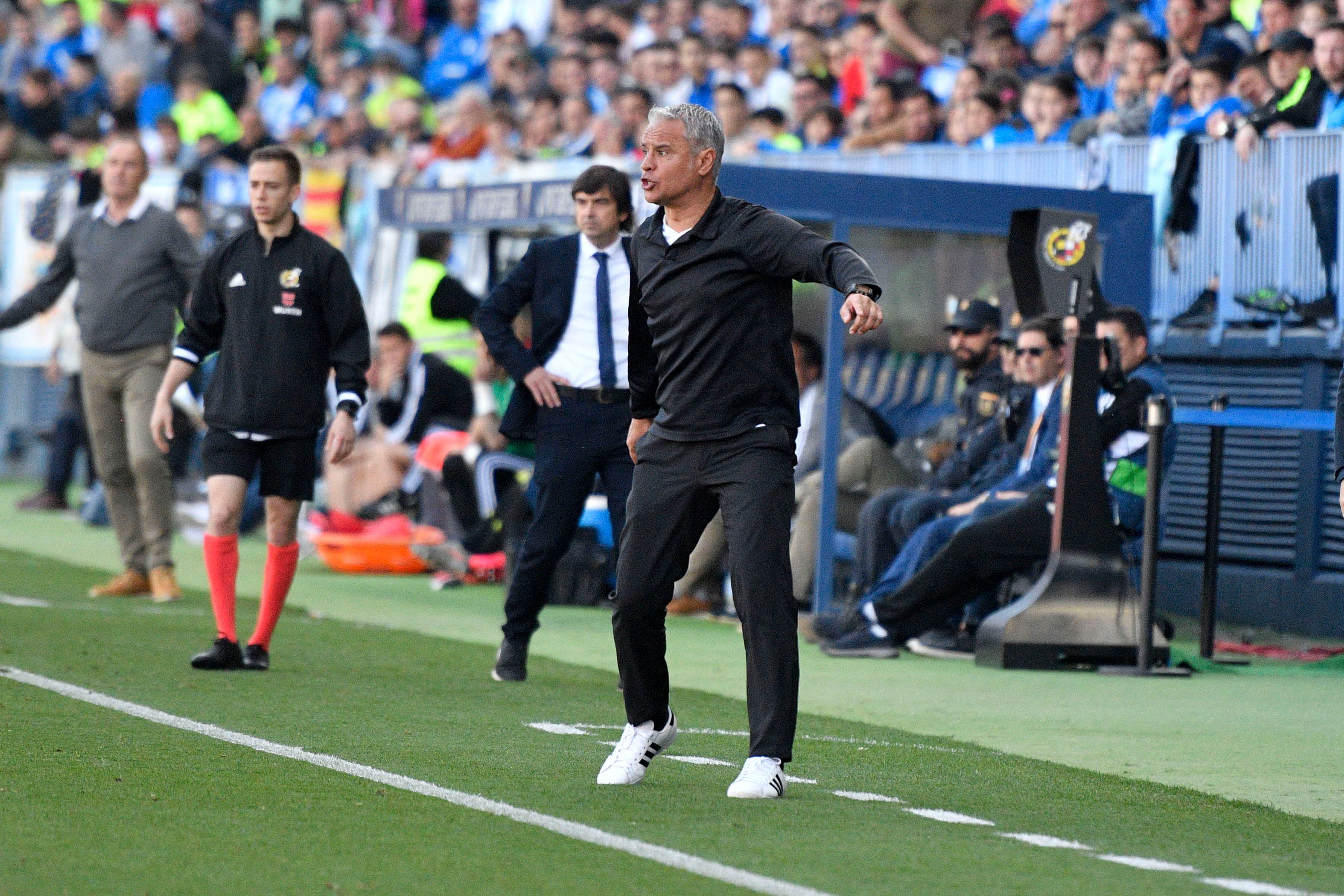 Pellicer, dando órdenes en la banda de La Rosaleda.