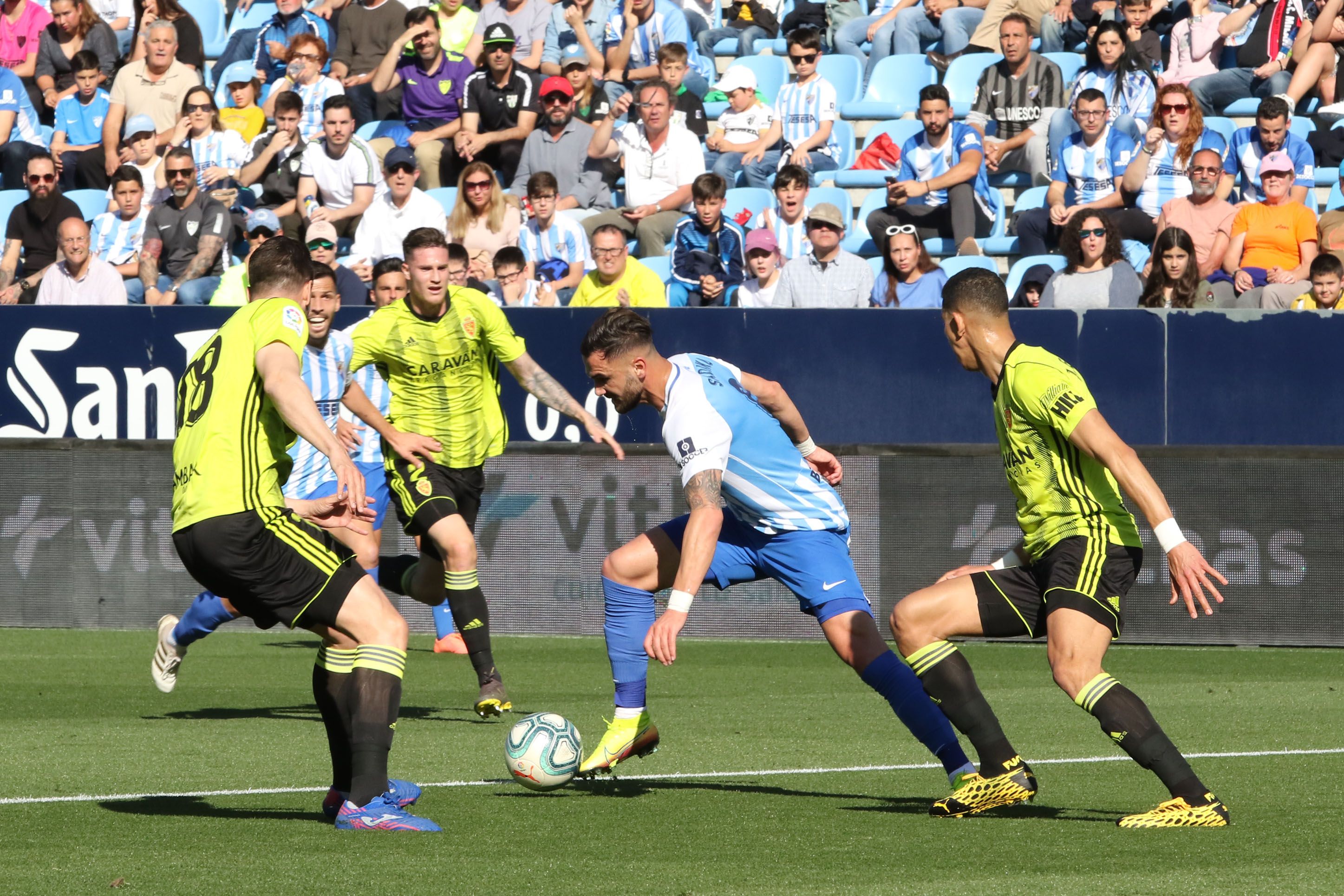  Sadiku, rodeado de rivales en el Málaga-Zaragoza.